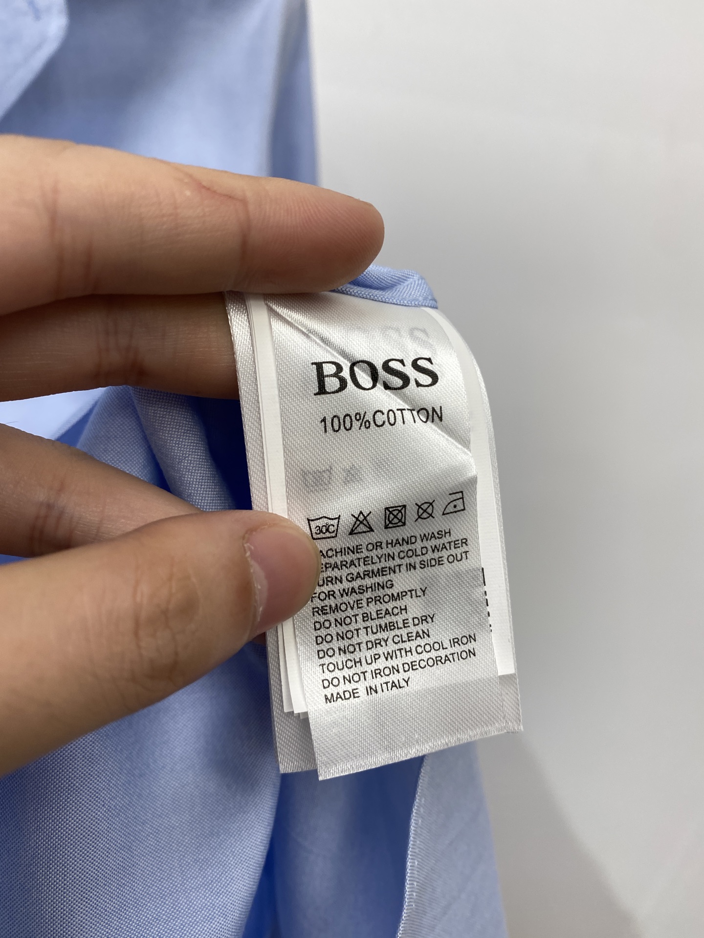 ￼BOSS、2025新品衬衫，时尚帅气，简约百搭款，定制原版面料，不仅挺括，保持潮流的廓形，又穿着舒适，