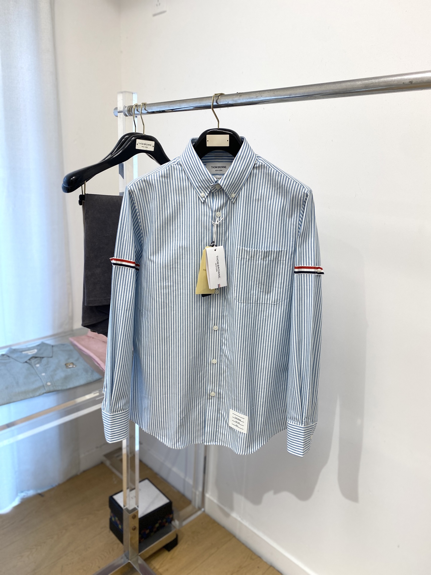 NO:521357,TB, new shirt, fashionable and handsome, simple and versatile, customized original fabric, not only crisp, maintains the trendy silhouette, but also comfortable to wear, the yarn weaving is more delicate, the number S-2XL, shirts, alexander wang19860909TB、新品衬衫,时尚帅气,简约百搭款,定制原版面料,不仅挺括,保持潮流的廓形,又穿着舒适,纱织更细腻,码数S-2XL,,shirts,alexander wang,Men's clothing