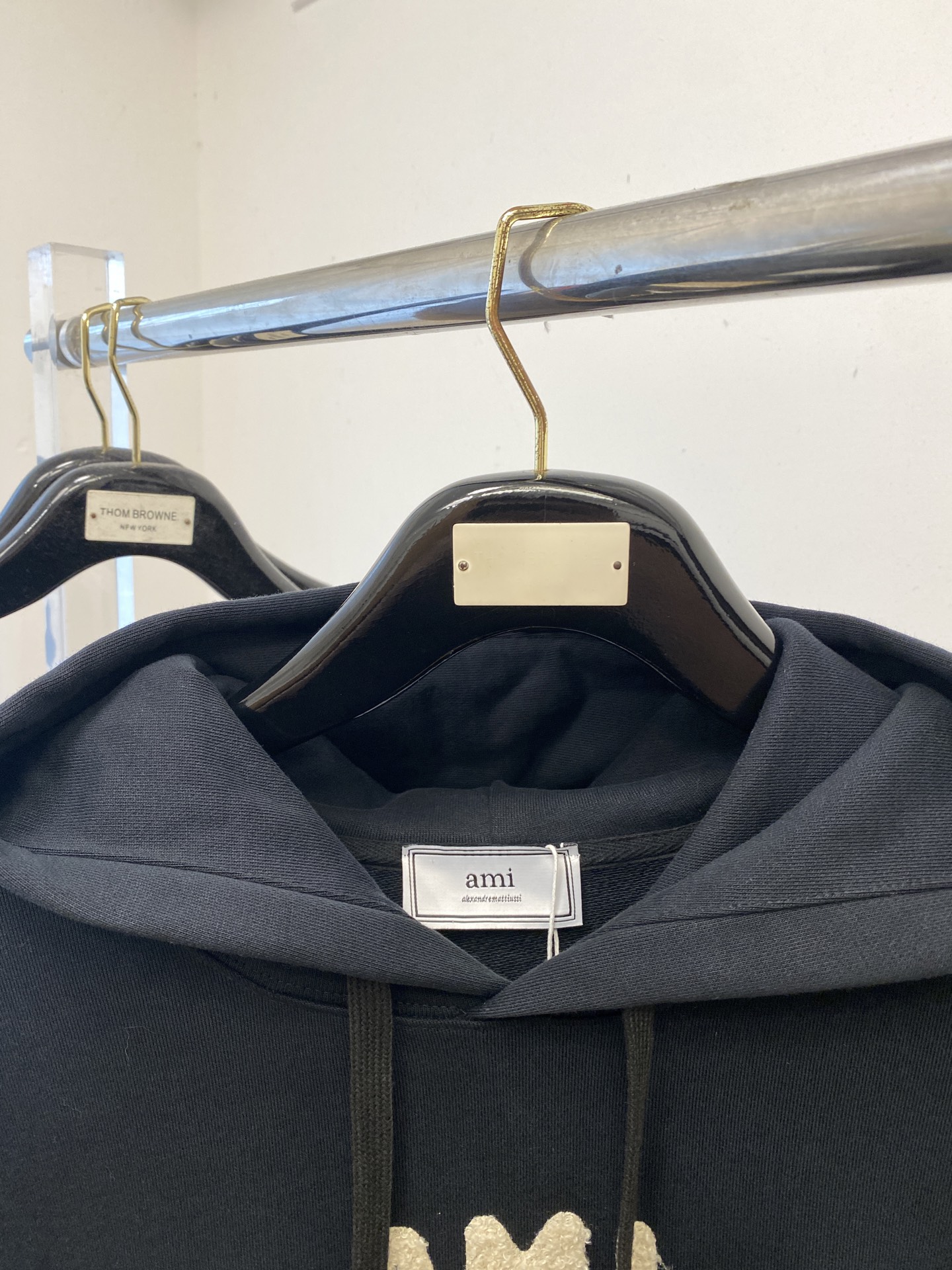 AMI、2025最新款卫衣，帅气时尚，胸前刺绣装饰字母logo，简约百搭款。面料棉 不仅挺括，保持潮流的