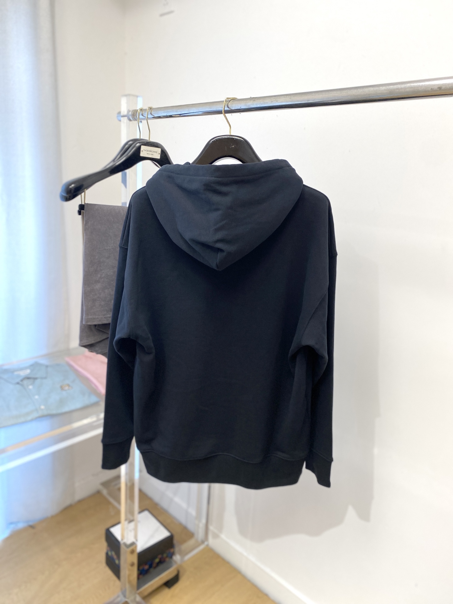 AMI、2025最新款卫衣，帅气时尚，胸前刺绣装饰字母logo，简约百搭款。面料棉 不仅挺括，保持潮流的