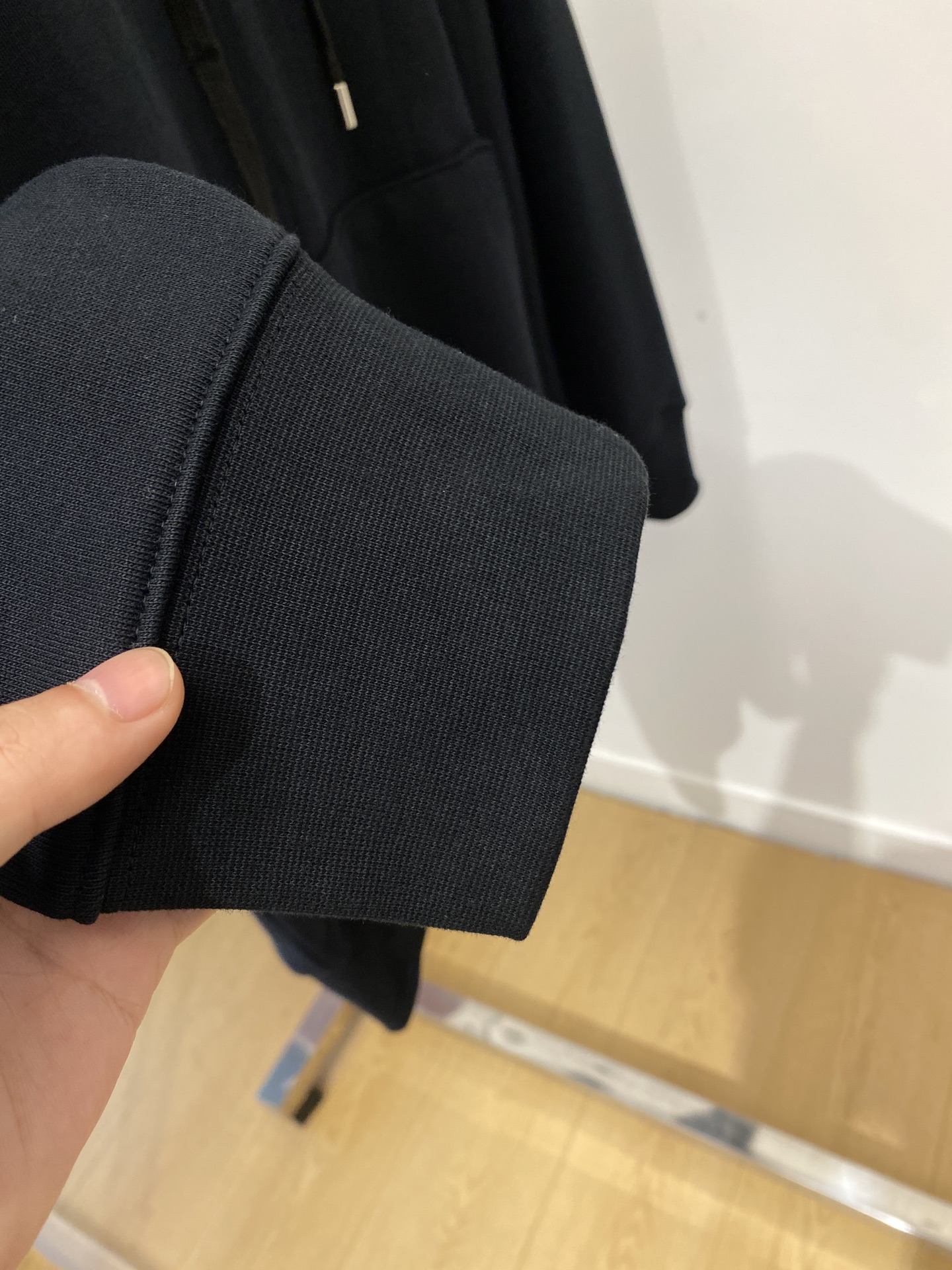 AMI、2025最新款卫衣，帅气时尚，胸前刺绣装饰字母logo，简约百搭款。面料棉 不仅挺括，保持潮流的