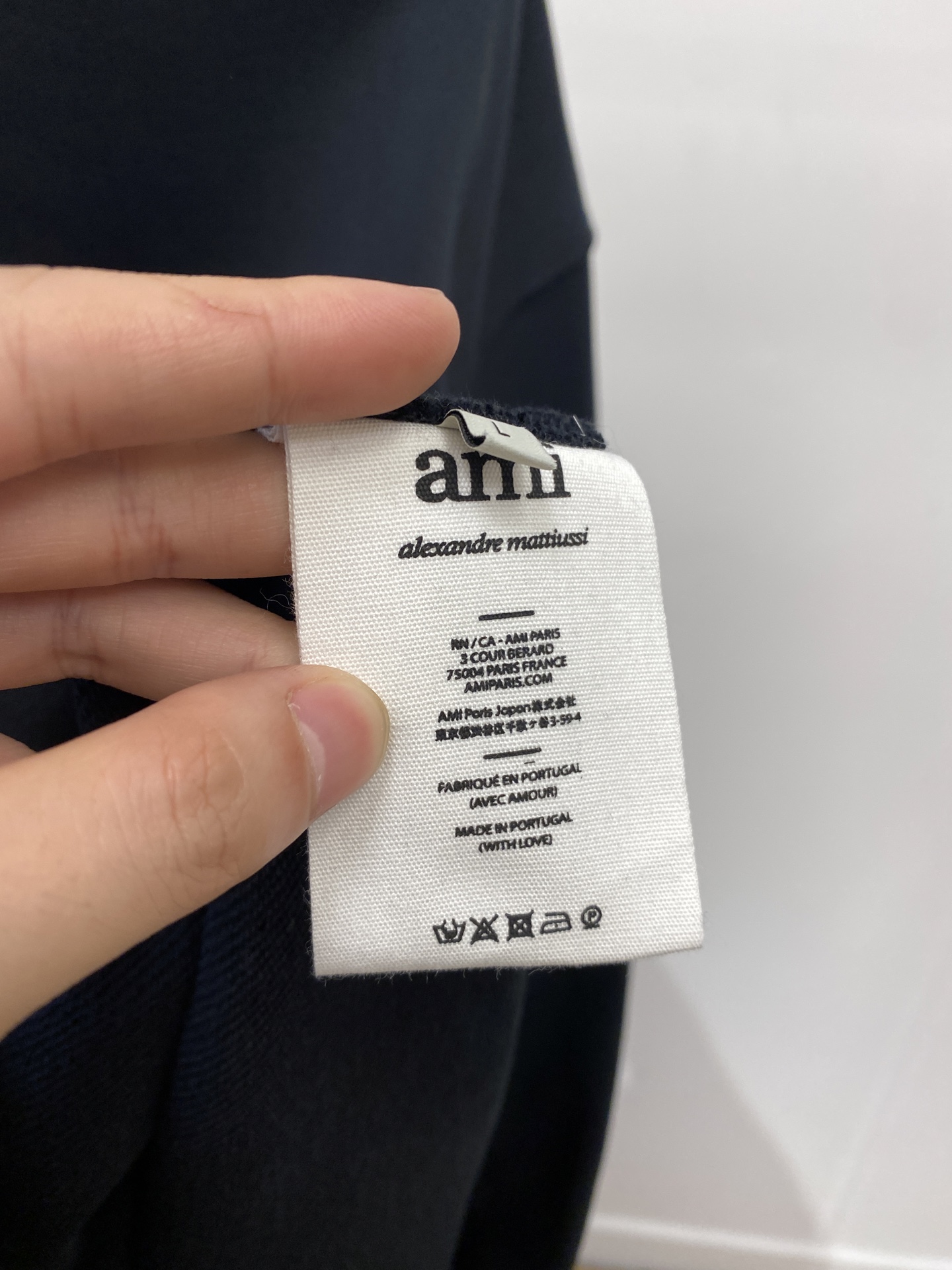 AMI、2025最新款卫衣，帅气时尚，胸前刺绣装饰字母logo，简约百搭款。面料棉 不仅挺括，保持潮流的