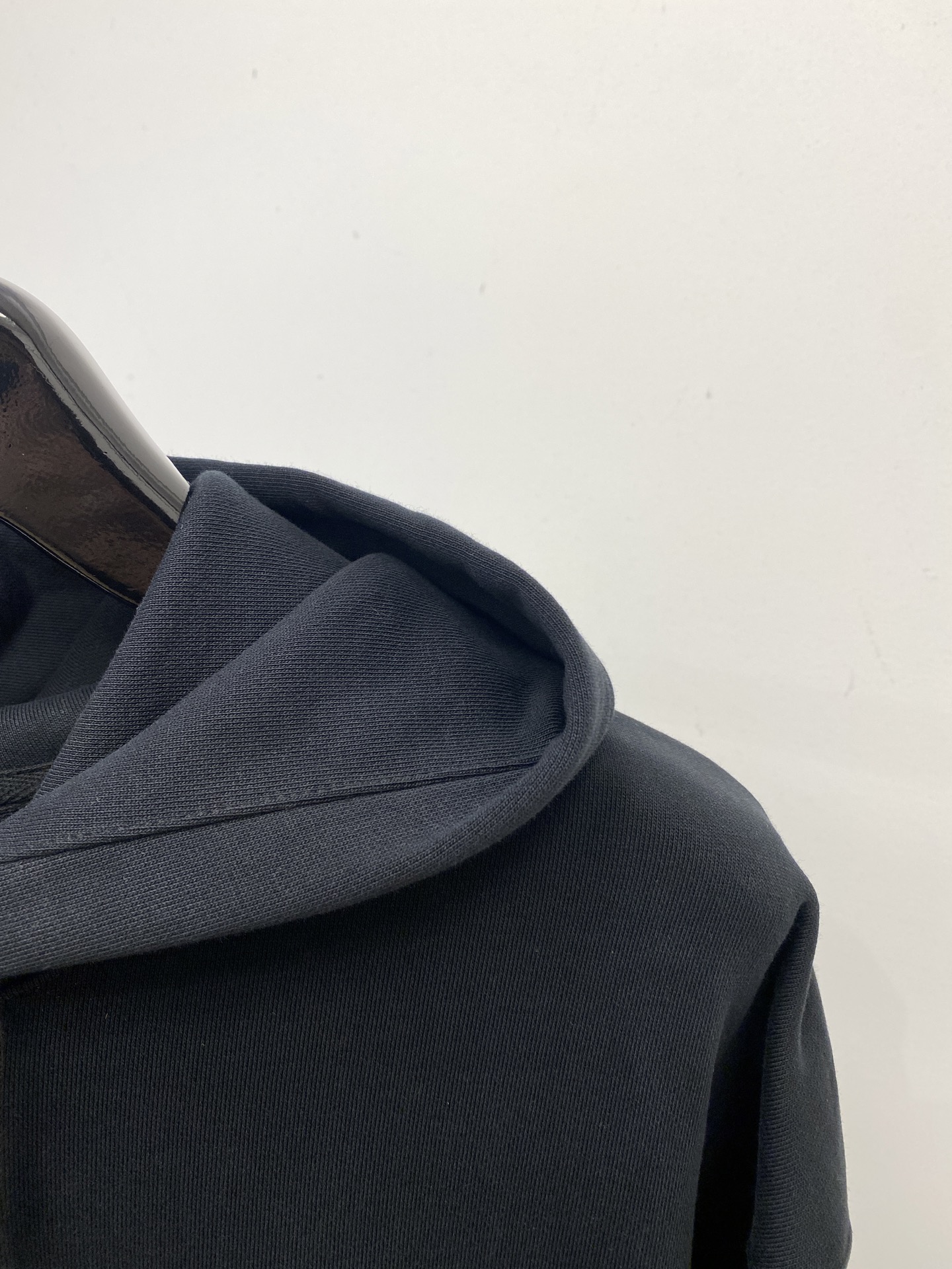 AMI、2025最新款卫衣，帅气时尚，胸前刺绣装饰字母logo，简约百搭款。面料棉 不仅挺括，保持潮流的