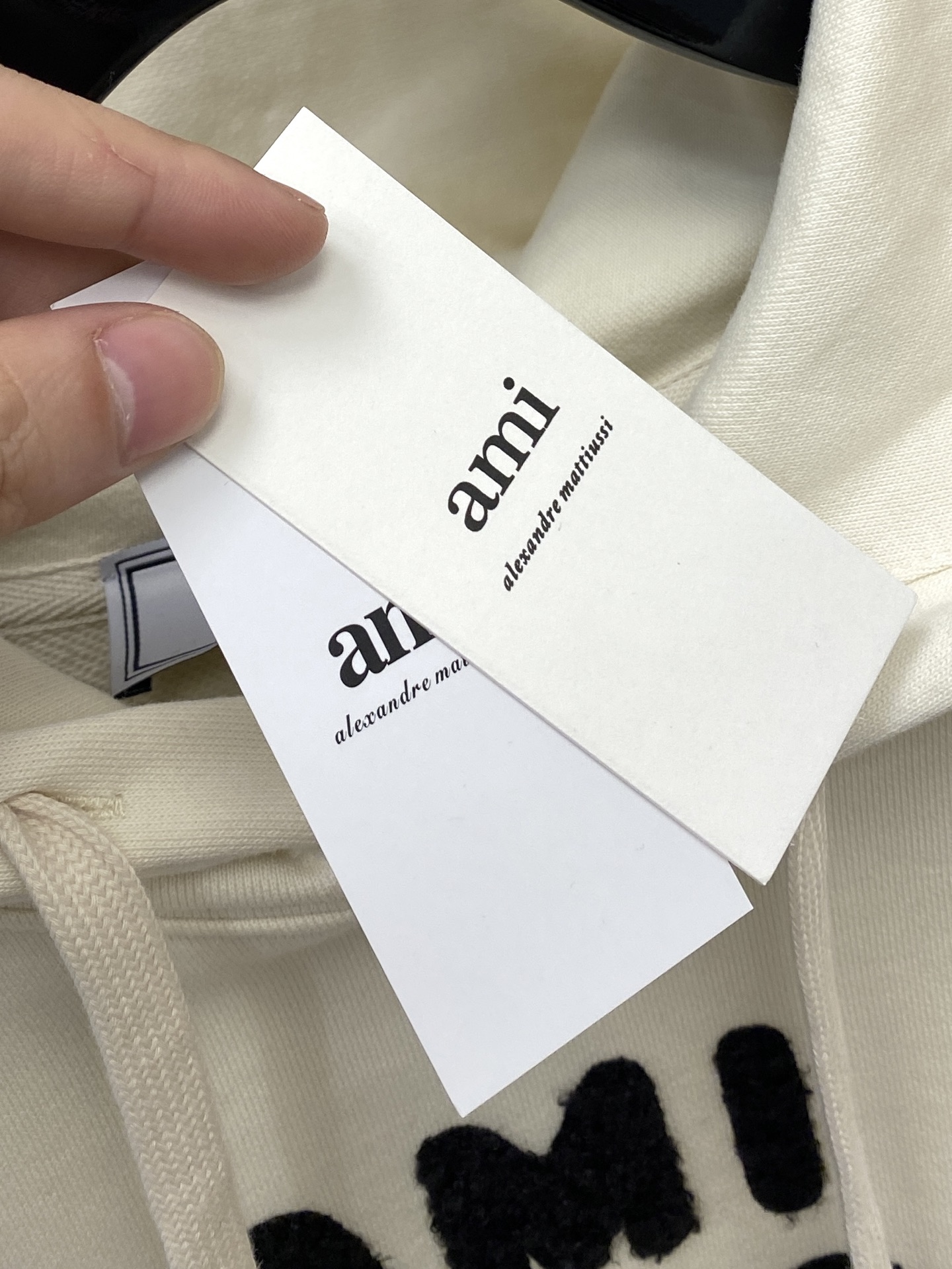 AMI、2025最新款卫衣，帅气时尚，胸前刺绣装饰字母logo，简约百搭款。面料棉 不仅挺括，保持潮流的