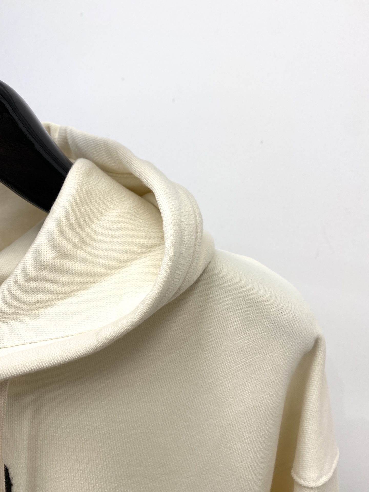 AMI、2025最新款卫衣，帅气时尚，胸前刺绣装饰字母logo，简约百搭款。面料棉 不仅挺括，保持潮流的