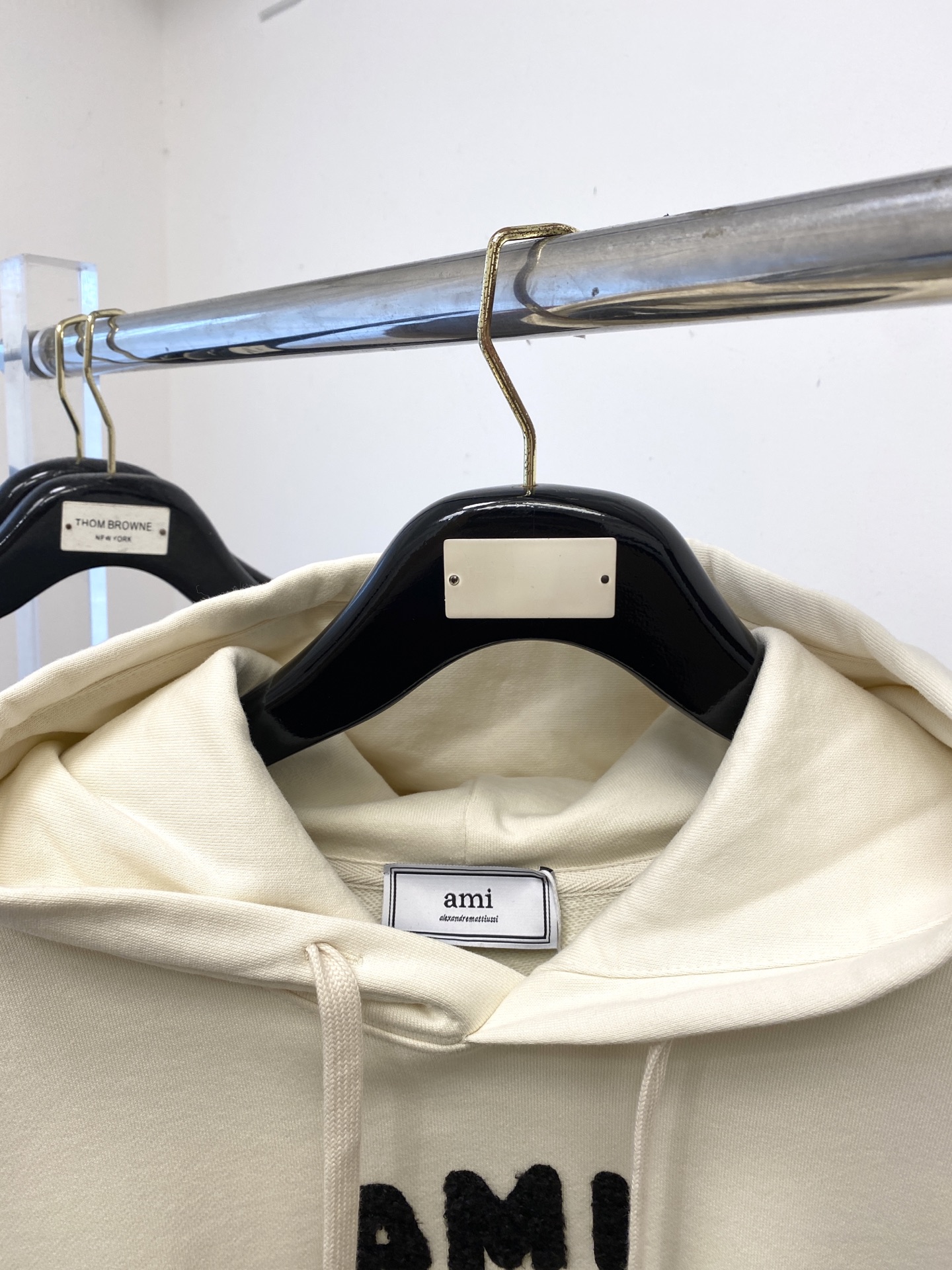 AMI、2025最新款卫衣，帅气时尚，胸前刺绣装饰字母logo，简约百搭款。面料棉 不仅挺括，保持潮流的