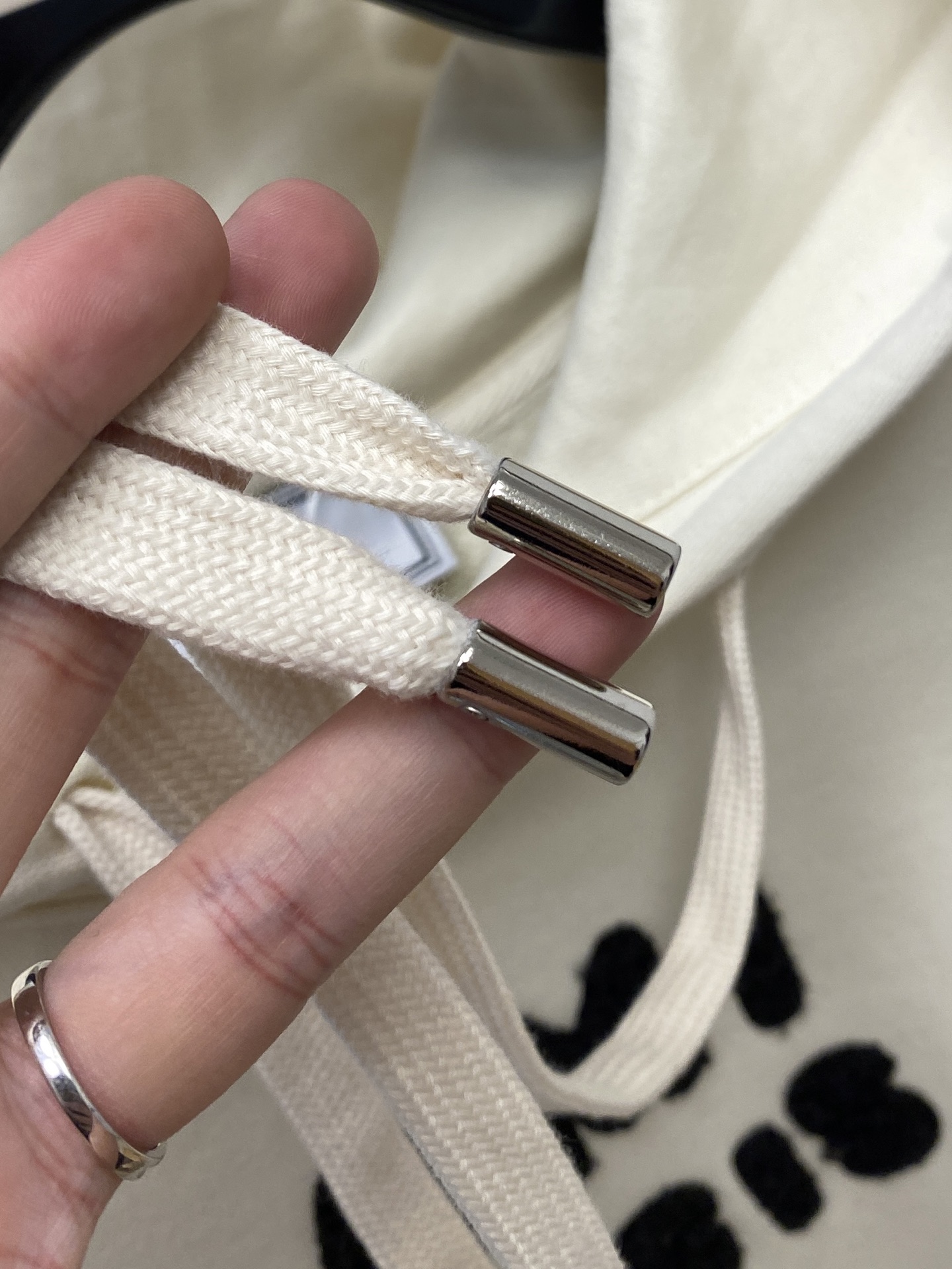 AMI、2025最新款卫衣，帅气时尚，胸前刺绣装饰字母logo，简约百搭款。面料棉 不仅挺括，保持潮流的