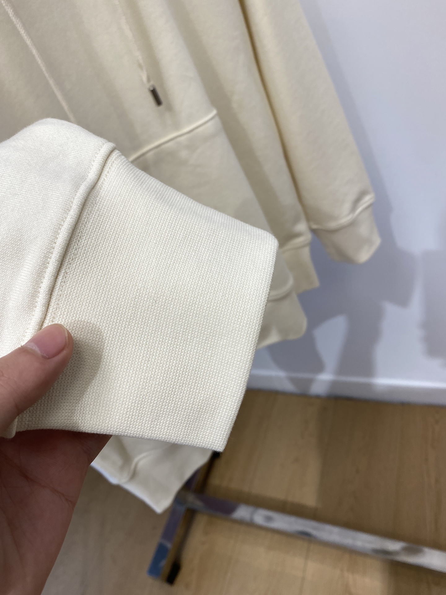 AMI、2025最新款卫衣，帅气时尚，胸前刺绣装饰字母logo，简约百搭款。面料棉 不仅挺括，保持潮流的