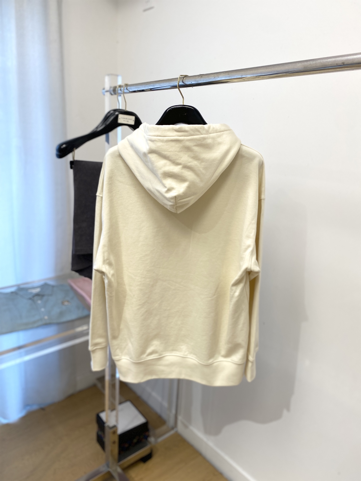 AMI、2025最新款卫衣，帅气时尚，胸前刺绣装饰字母logo，简约百搭款。面料棉 不仅挺括，保持潮流的