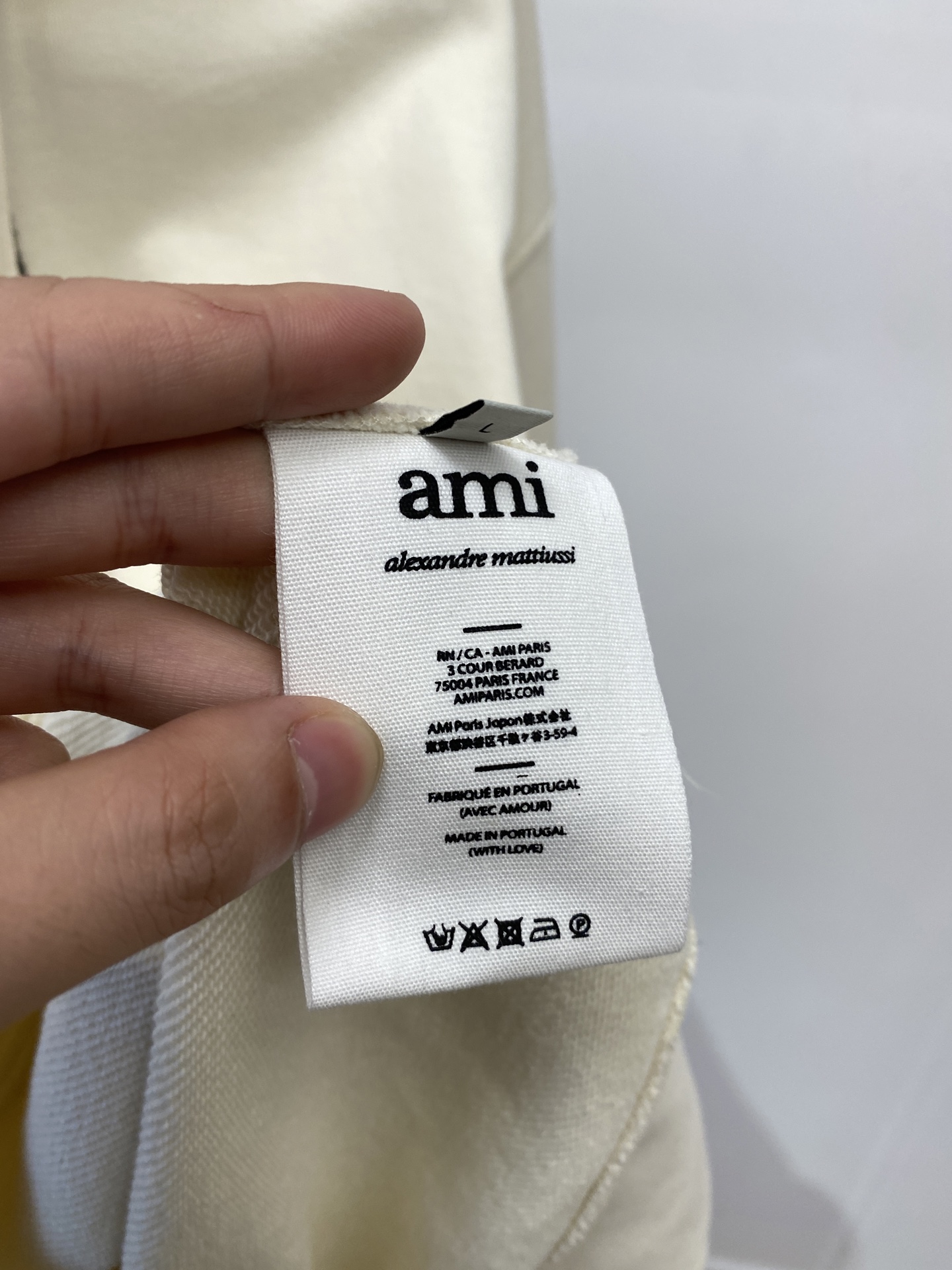 AMI、2025最新款卫衣，帅气时尚，胸前刺绣装饰字母logo，简约百搭款。面料棉 不仅挺括，保持潮流的