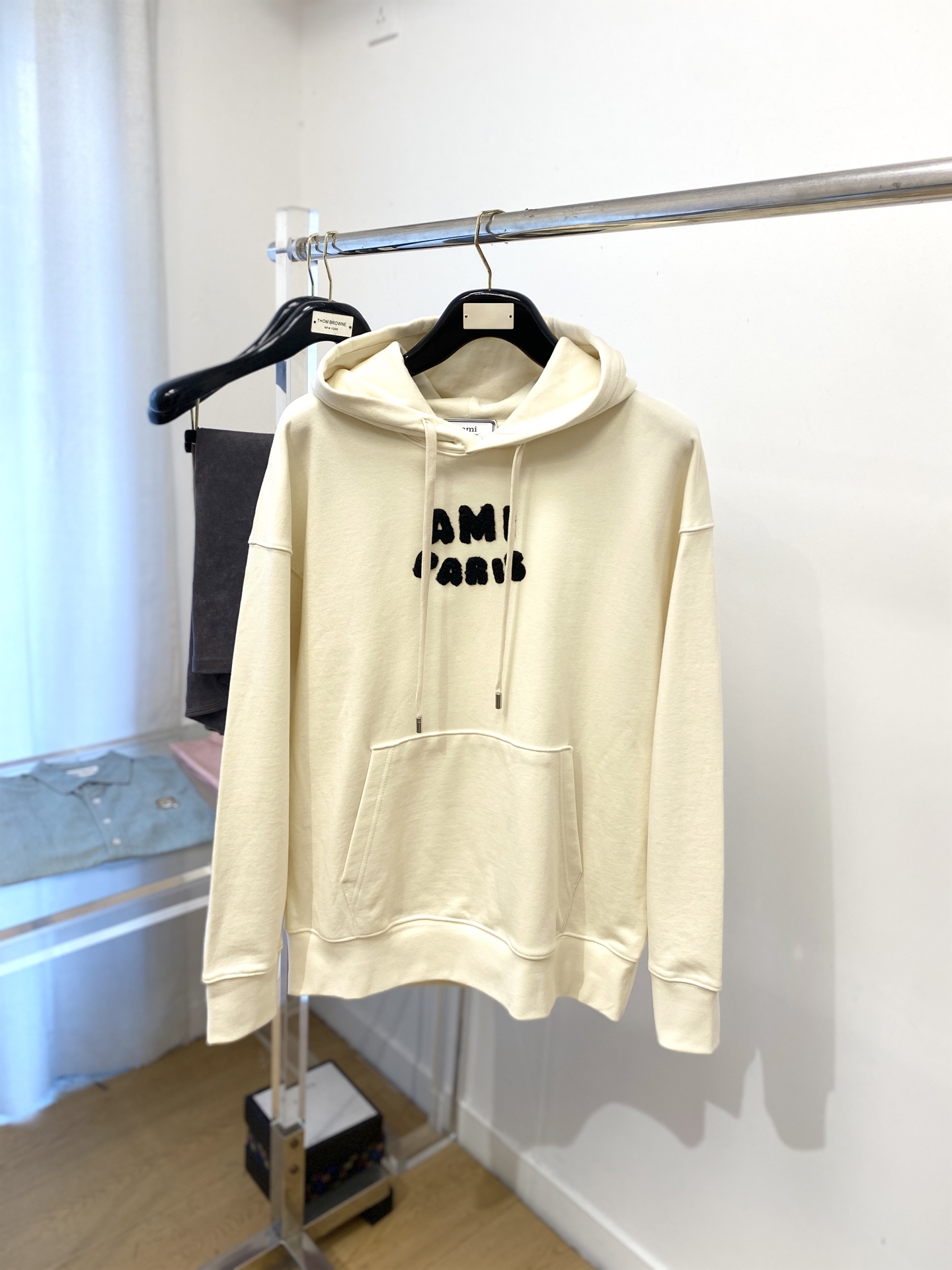 AMI、2025最新款卫衣，帅气时尚，胸前刺绣装饰字母logo，简约百搭款。面料棉 不仅挺括，保持潮流的