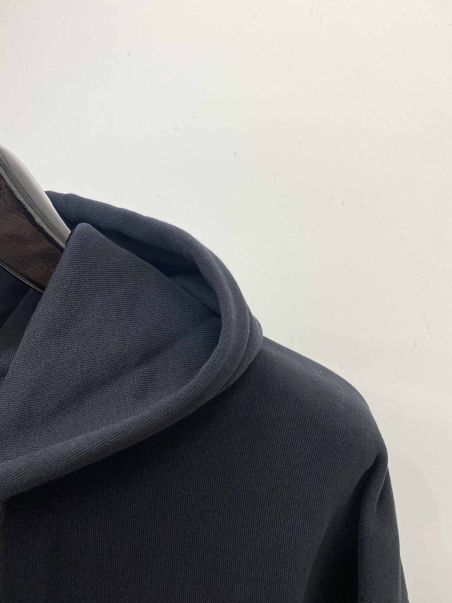 AMI、2025最新款卫衣，帅气时尚，胸前刺绣装饰图案logo，简约百搭款。面料棉 不仅挺括，保持潮流的