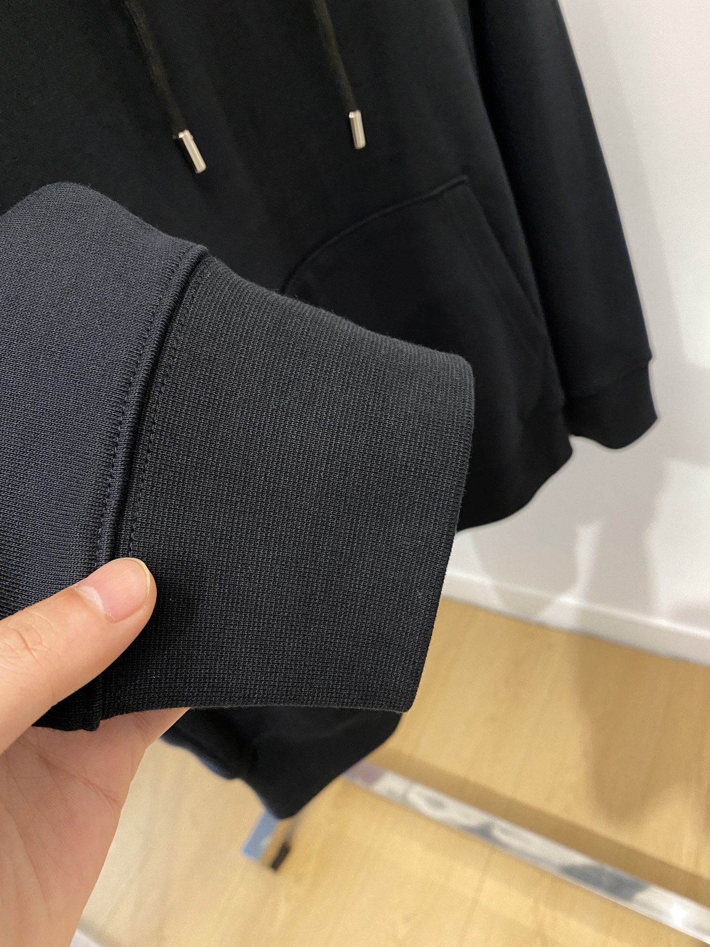 AMI、2025最新款卫衣，帅气时尚，胸前刺绣装饰图案logo，简约百搭款。面料棉 不仅挺括，保持潮流的