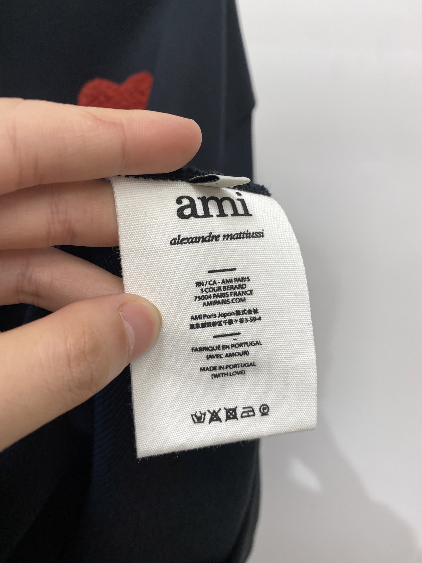 AMI、2025最新款卫衣，帅气时尚，胸前刺绣装饰图案logo，简约百搭款。面料棉 不仅挺括，保持潮流的