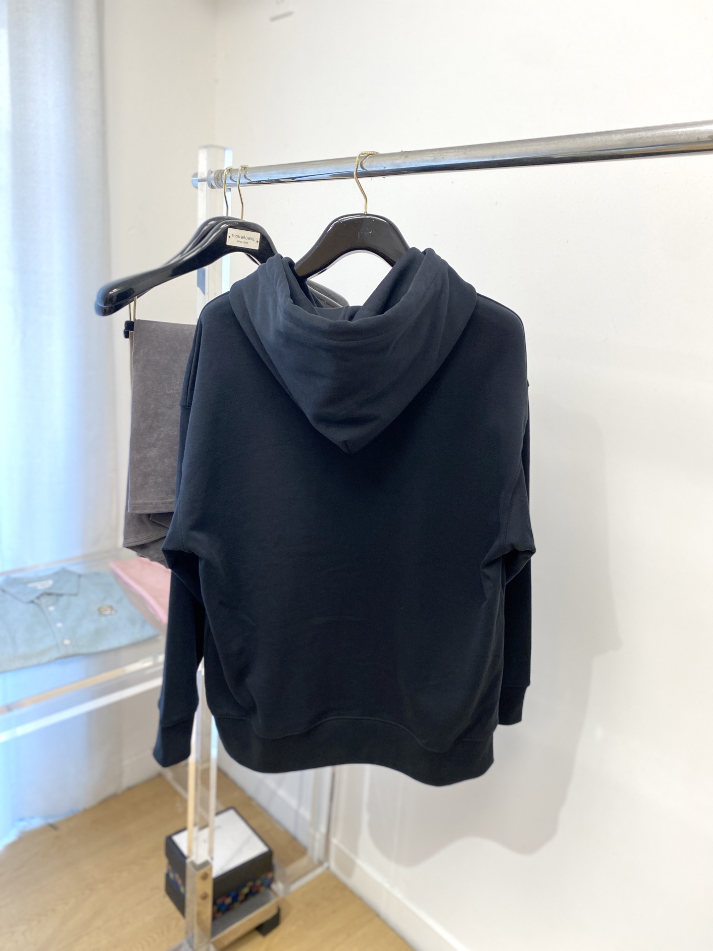 AMI、2025最新款卫衣，帅气时尚，胸前刺绣装饰图案logo，简约百搭款。面料棉 不仅挺括，保持潮流的