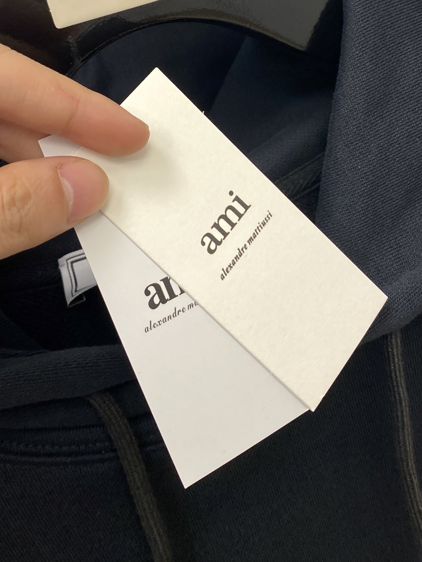 AMI、2025最新款卫衣，帅气时尚，胸前刺绣装饰图案logo，简约百搭款。面料棉 不仅挺括，保持潮流的