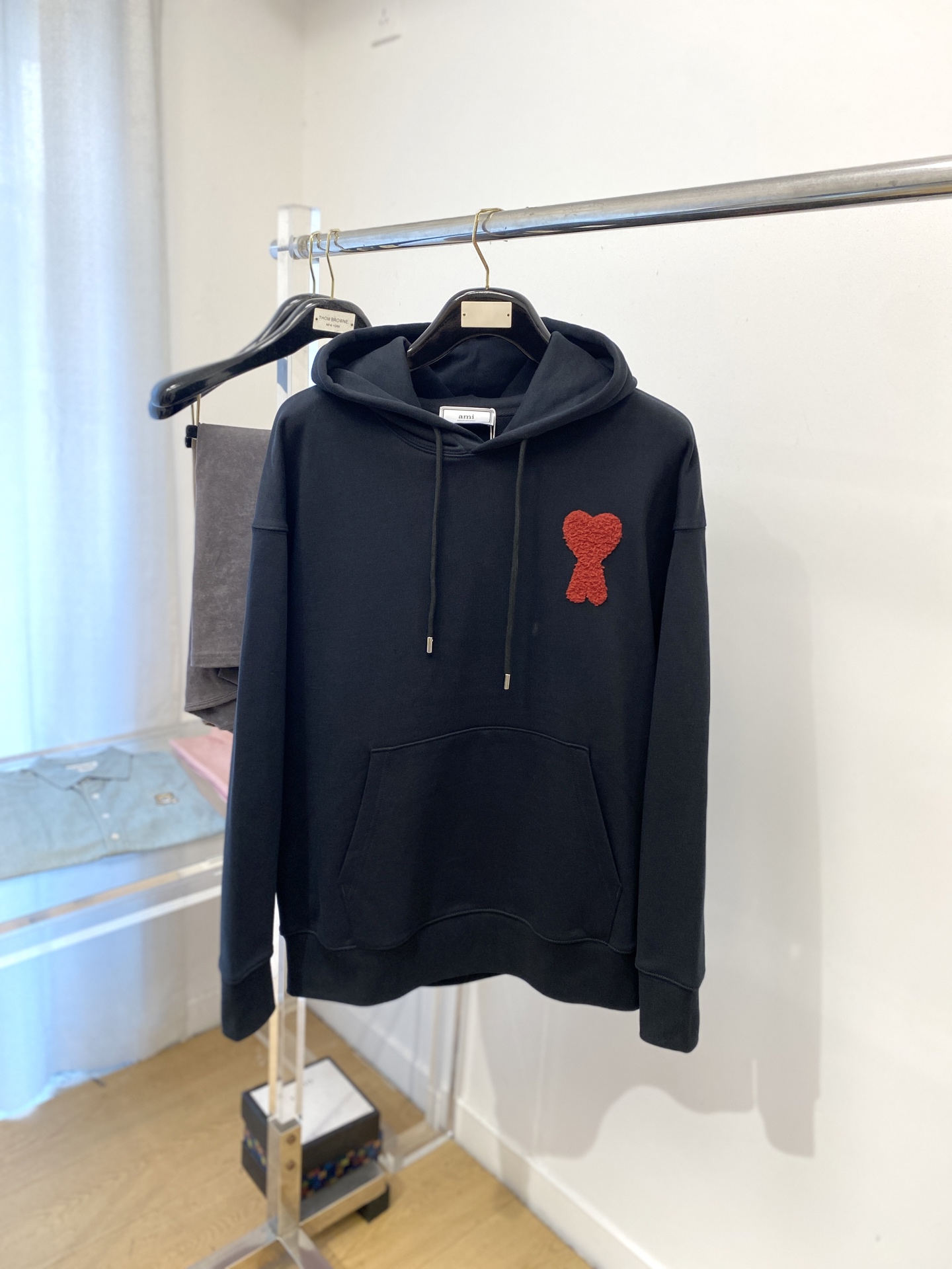 AMI、2025最新款卫衣，帅气时尚，胸前刺绣装饰图案logo，简约百搭款。面料棉 不仅挺括，保持潮流的