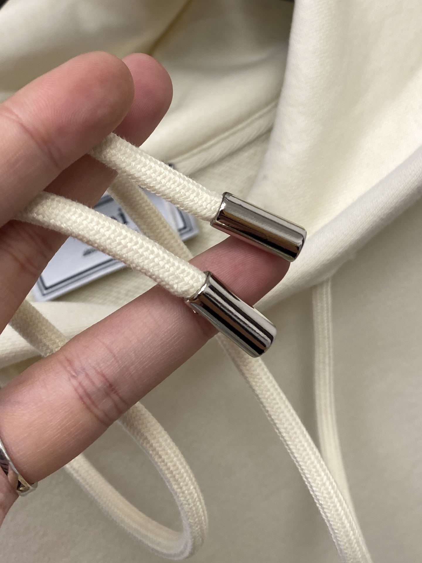 AMI、2025最新款卫衣，帅气时尚，胸前刺绣装饰图案logo，简约百搭款。面料棉 不仅挺括，保持潮流的