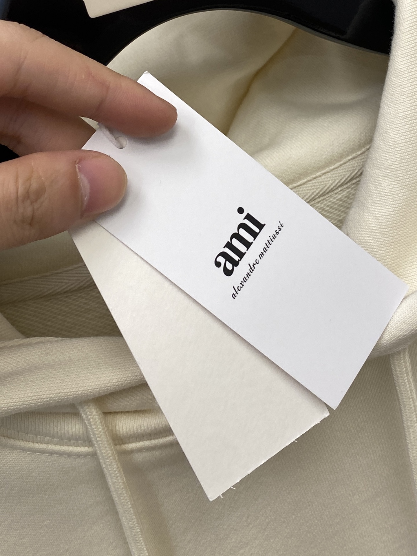 AMI、2025最新款卫衣，帅气时尚，胸前刺绣装饰图案logo，简约百搭款。面料棉 不仅挺括，保持潮流的