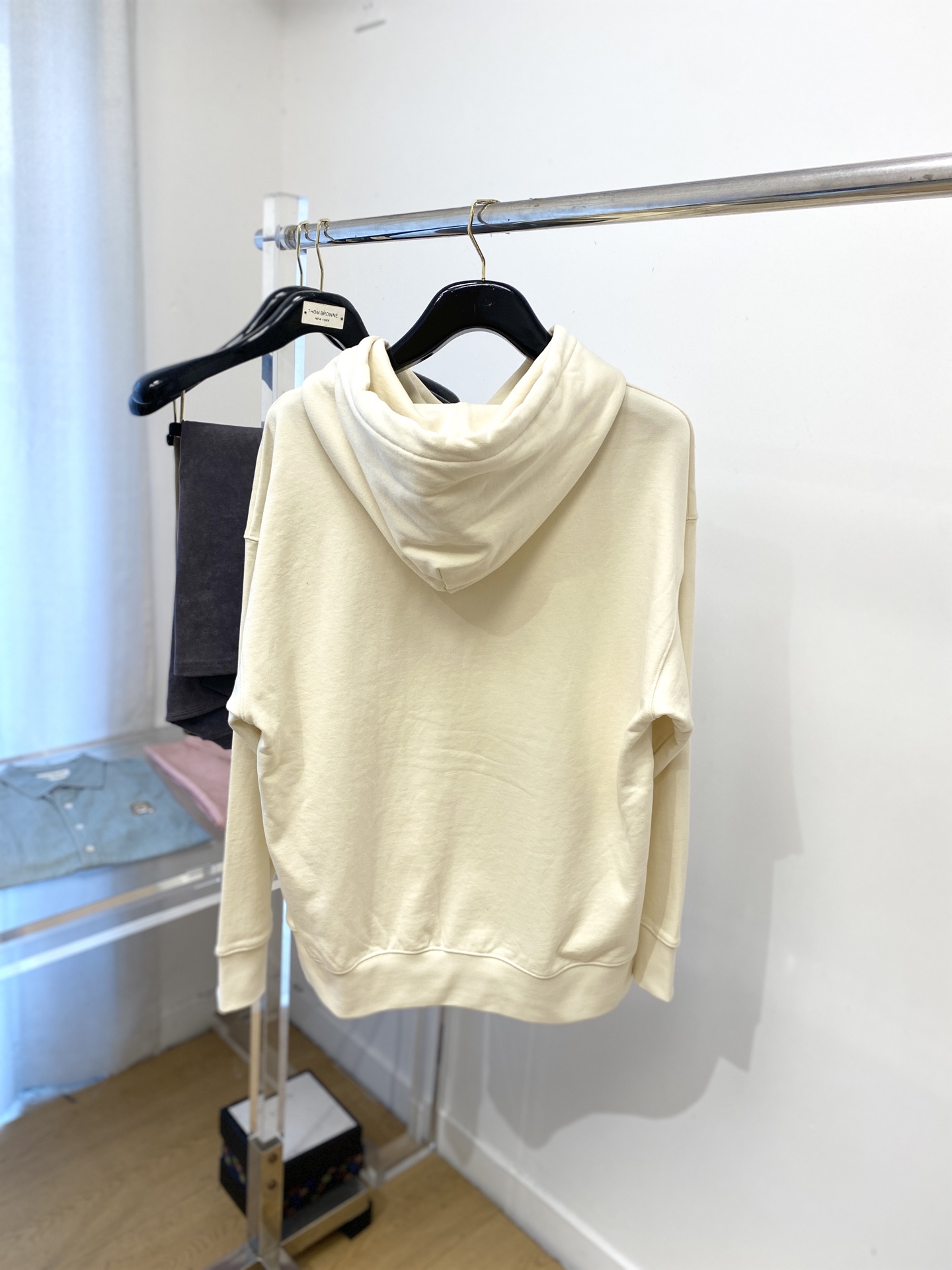 AMI、2025最新款卫衣，帅气时尚，胸前刺绣装饰图案logo，简约百搭款。面料棉 不仅挺括，保持潮流的