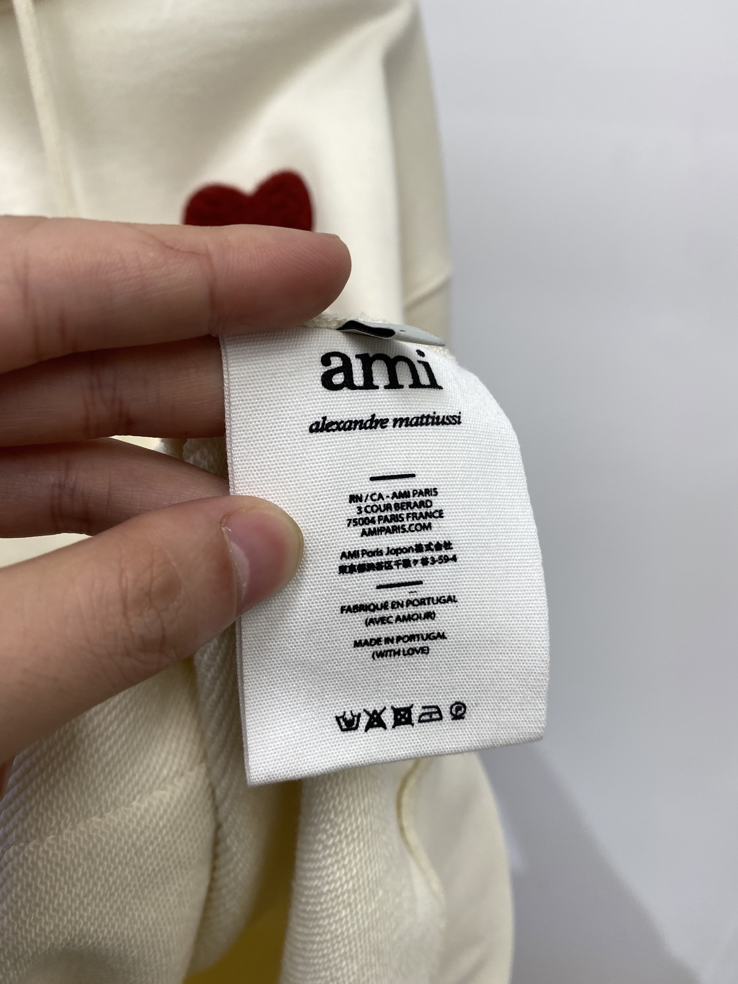 AMI、2025最新款卫衣，帅气时尚，胸前刺绣装饰图案logo，简约百搭款。面料棉 不仅挺括，保持潮流的