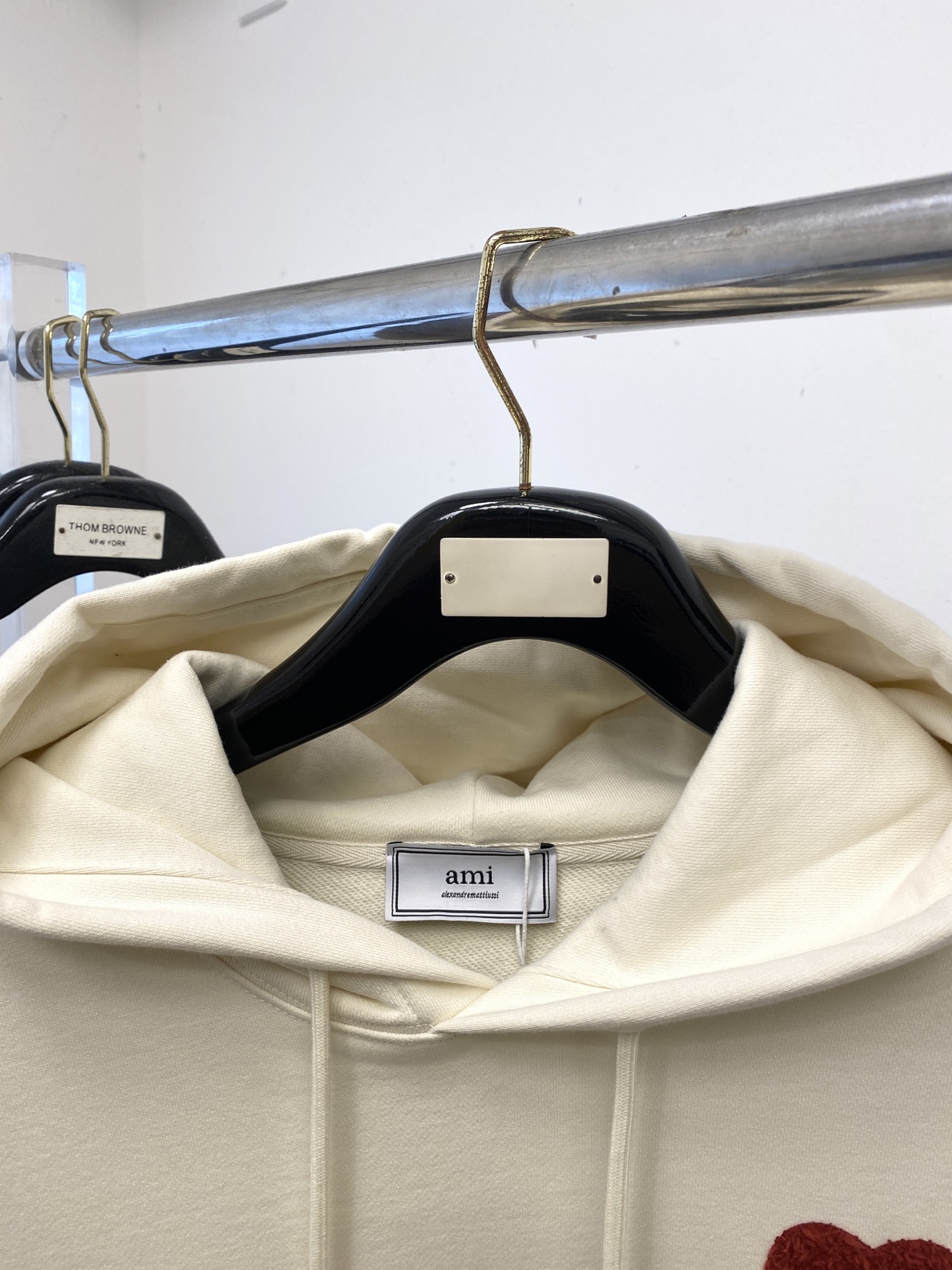 AMI、2025最新款卫衣，帅气时尚，胸前刺绣装饰图案logo，简约百搭款。面料棉 不仅挺括，保持潮流的