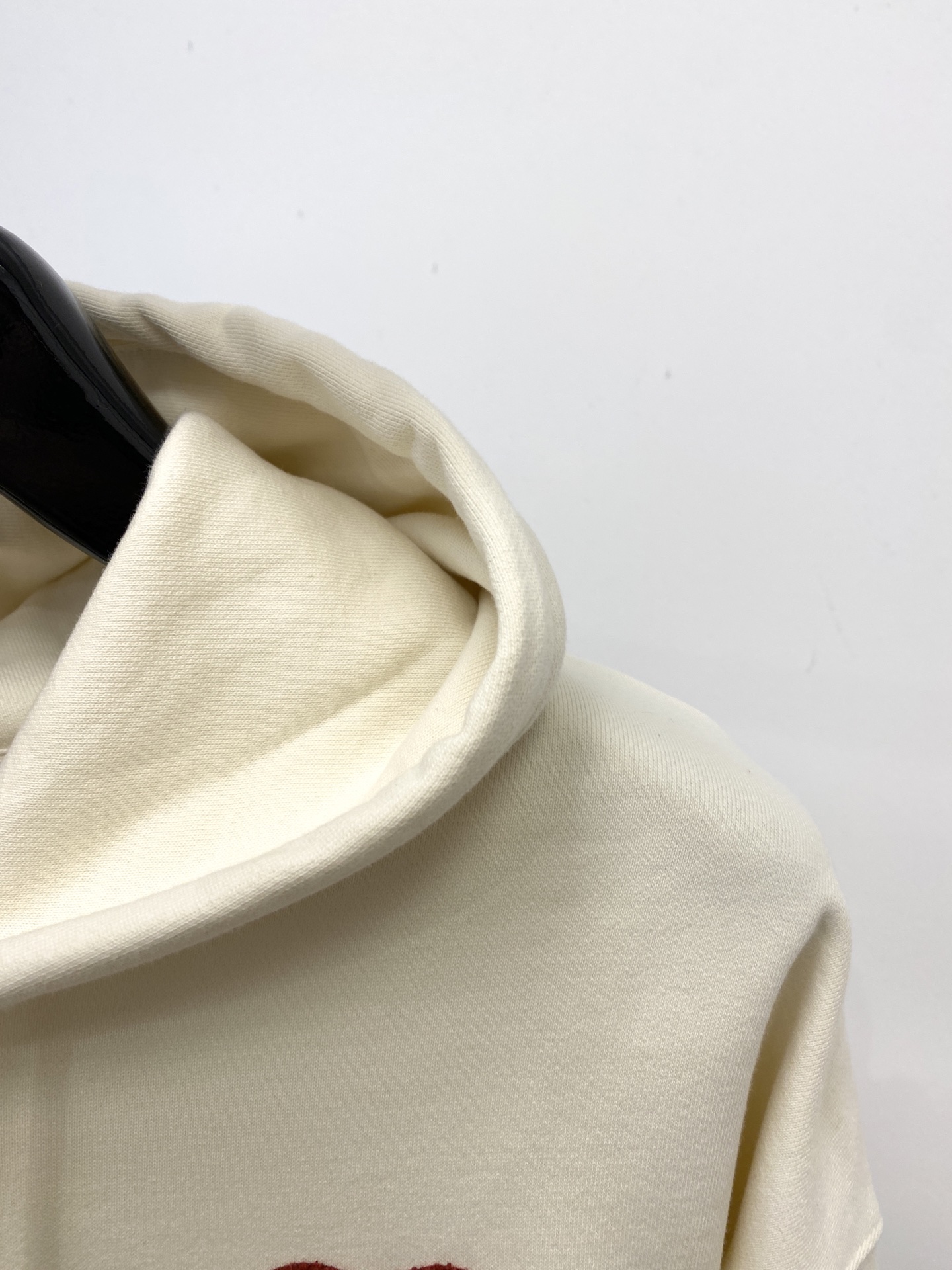 AMI、2025最新款卫衣，帅气时尚，胸前刺绣装饰图案logo，简约百搭款。面料棉 不仅挺括，保持潮流的