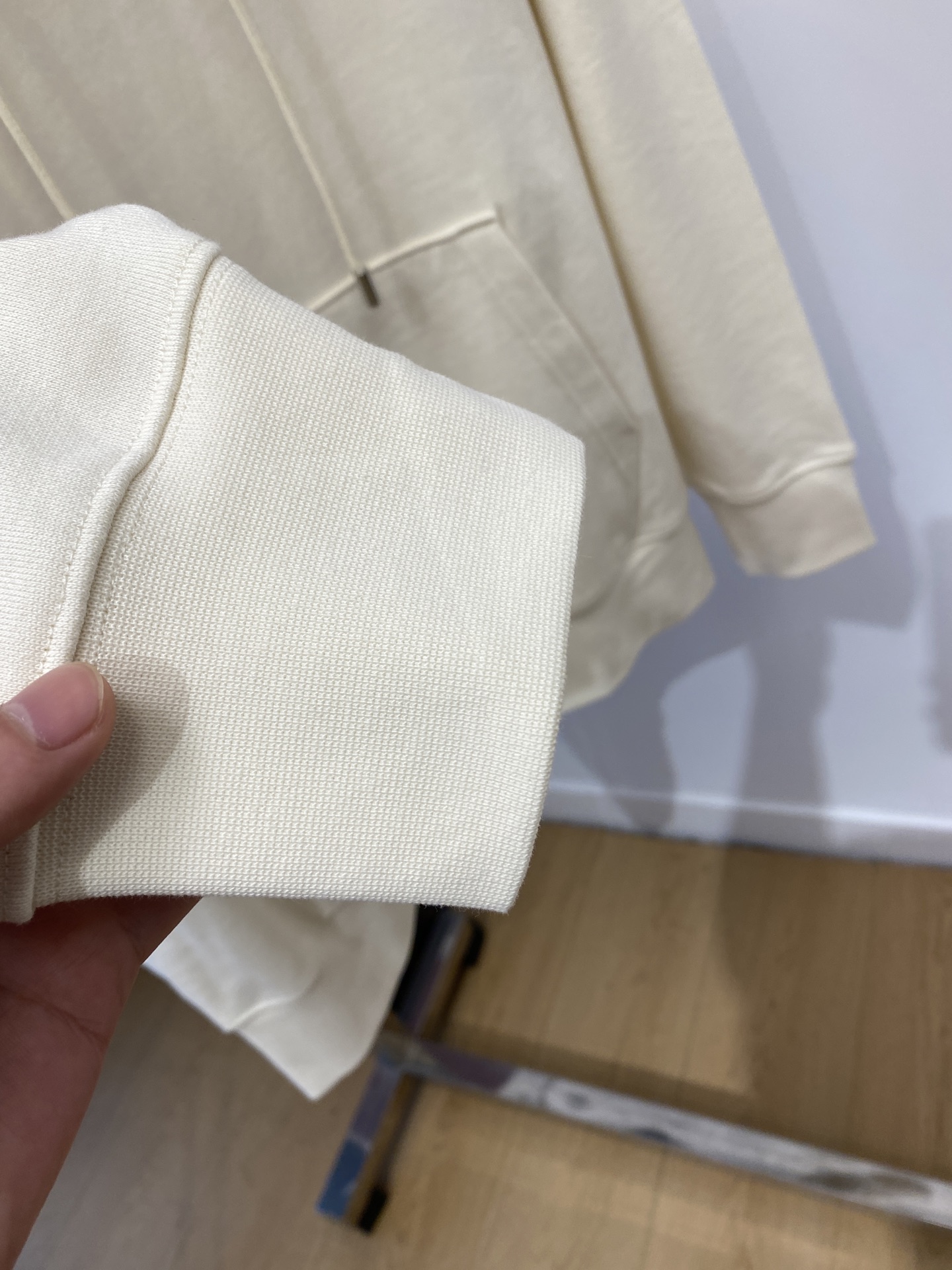 AMI、2025最新款卫衣，帅气时尚，胸前刺绣装饰图案logo，简约百搭款。面料棉 不仅挺括，保持潮流的