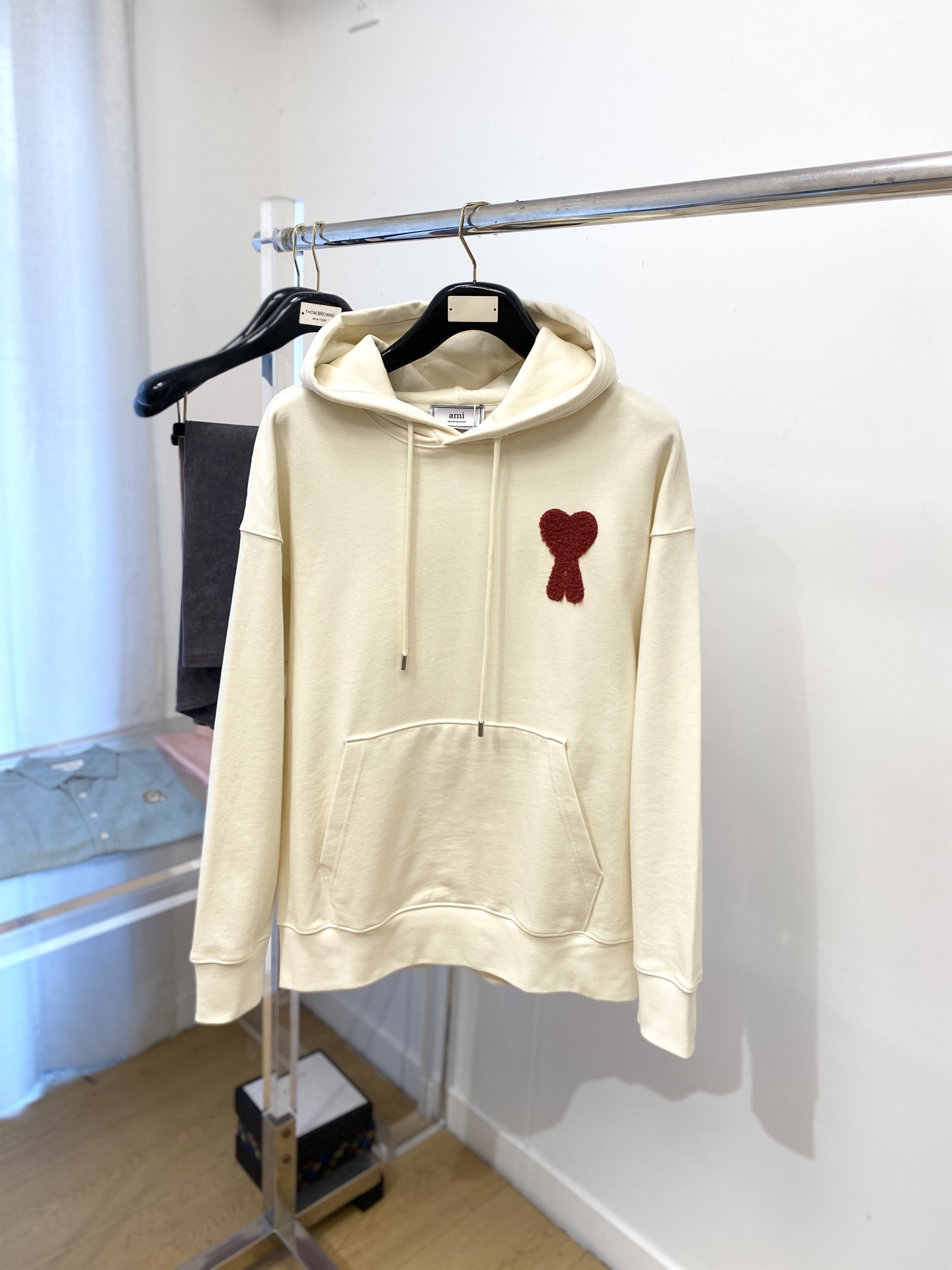 AMI、2025最新款卫衣，帅气时尚，胸前刺绣装饰图案logo，简约百搭款。面料棉 不仅挺括，保持潮流的