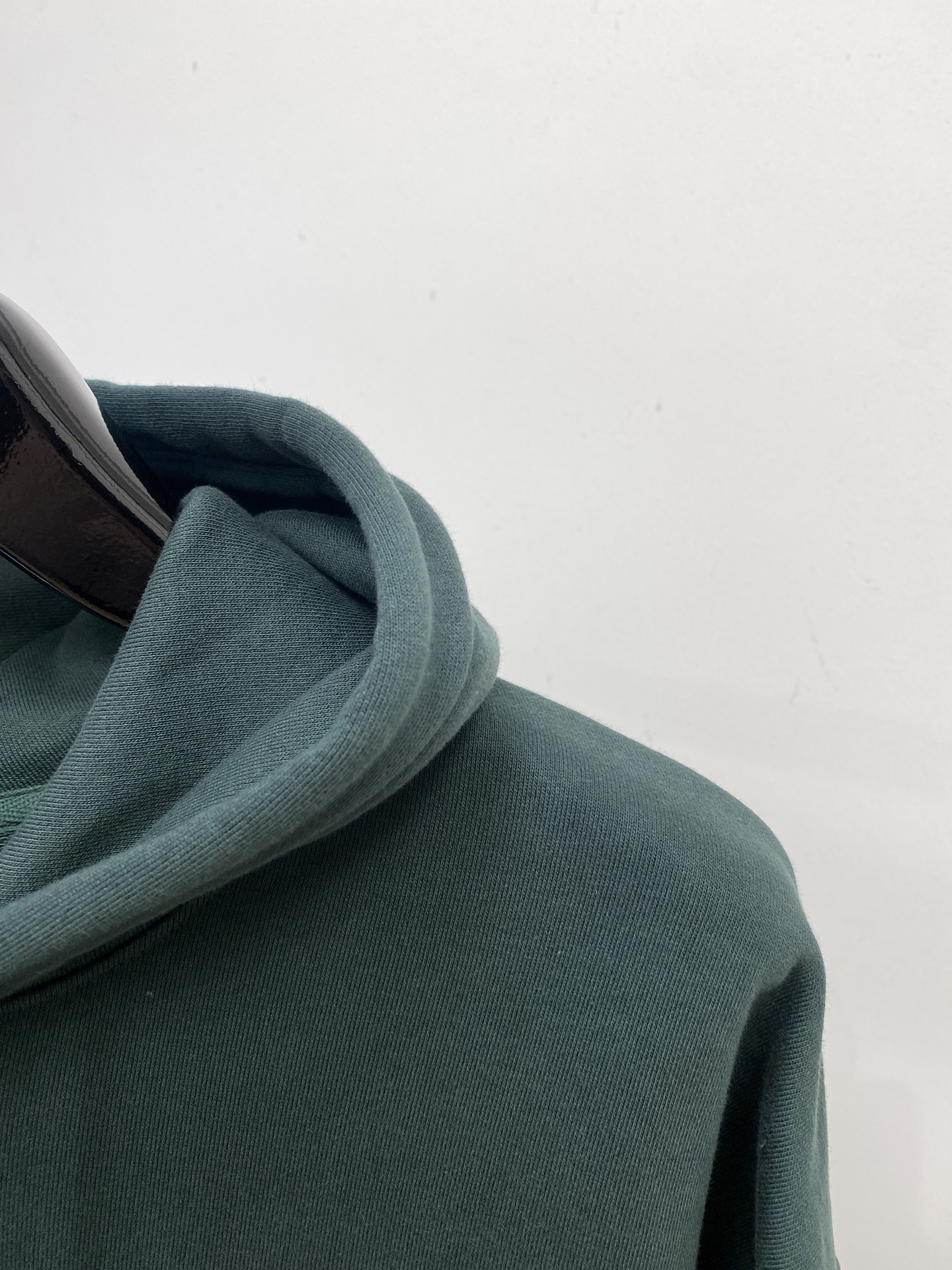 AMI、2025最新款卫衣，帅气时尚，胸前刺绣装饰图案logo，简约百搭款。面料棉 不仅挺括，保持潮流的