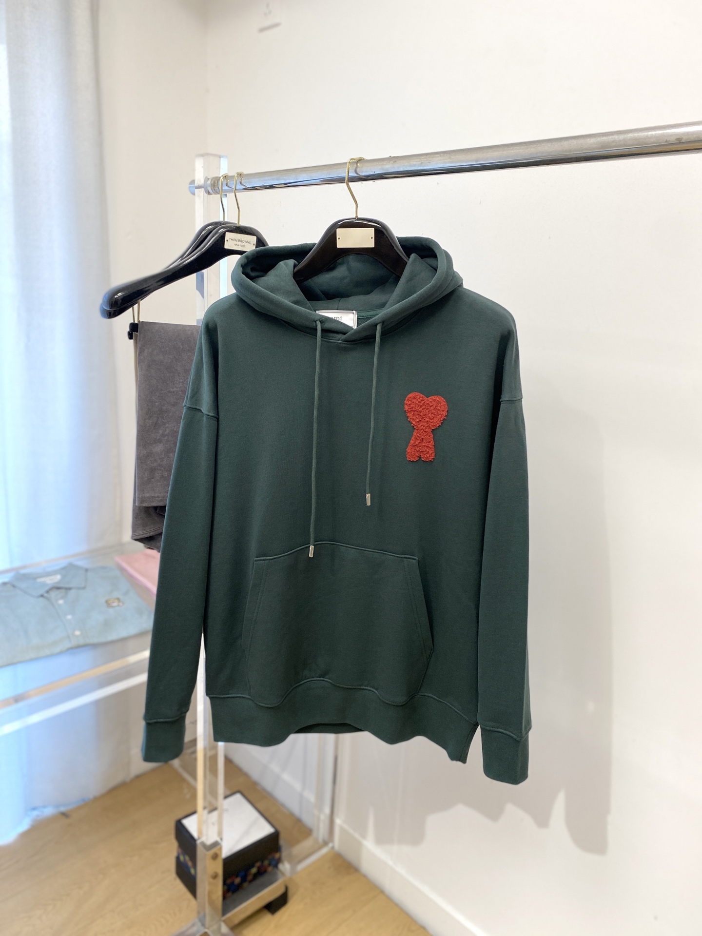 AMI、2025最新款卫衣，帅气时尚，胸前刺绣装饰图案logo，简约百搭款。面料棉 不仅挺括，保持潮流的