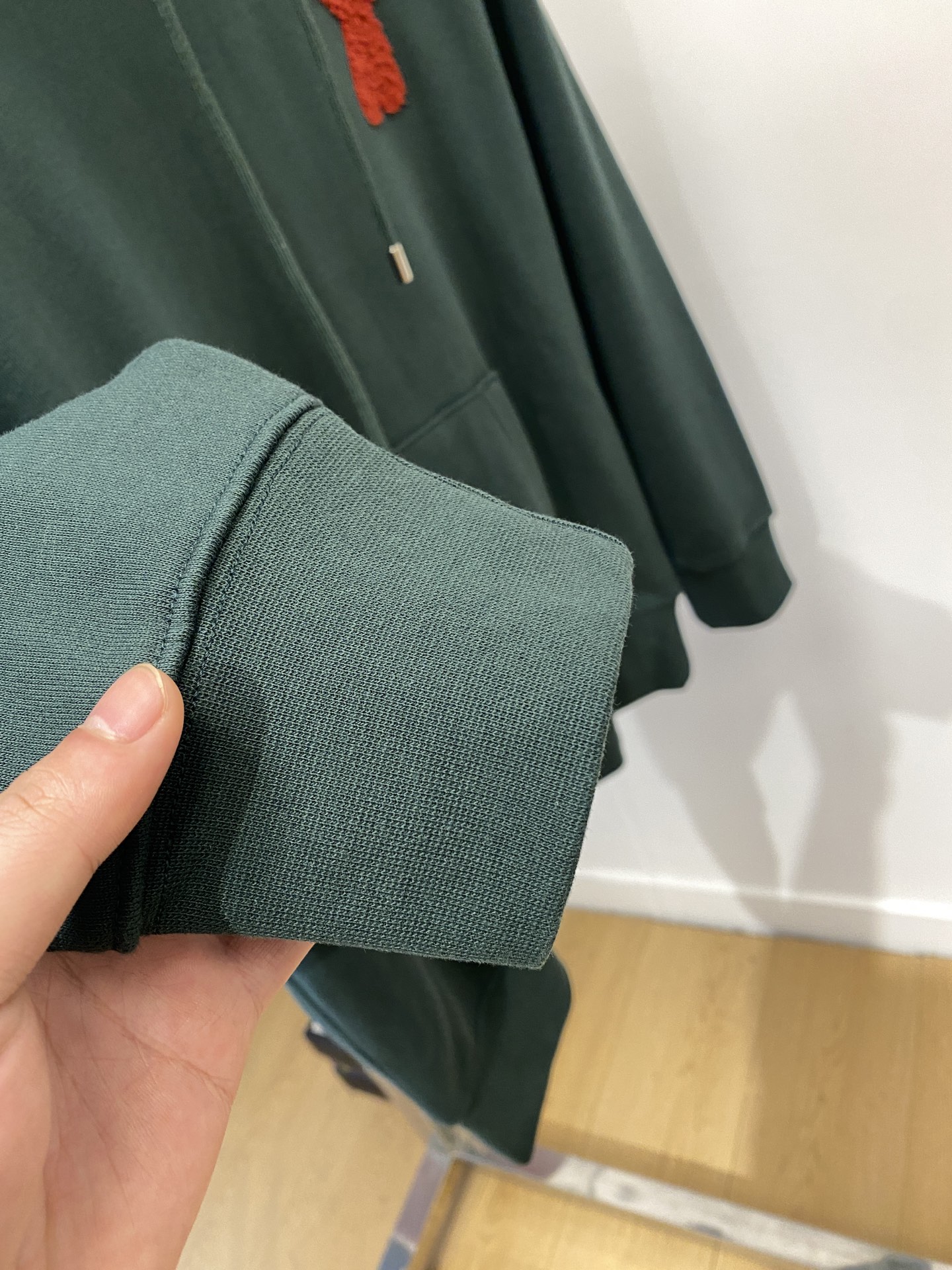 AMI、2025最新款卫衣，帅气时尚，胸前刺绣装饰图案logo，简约百搭款。面料棉 不仅挺括，保持潮流的