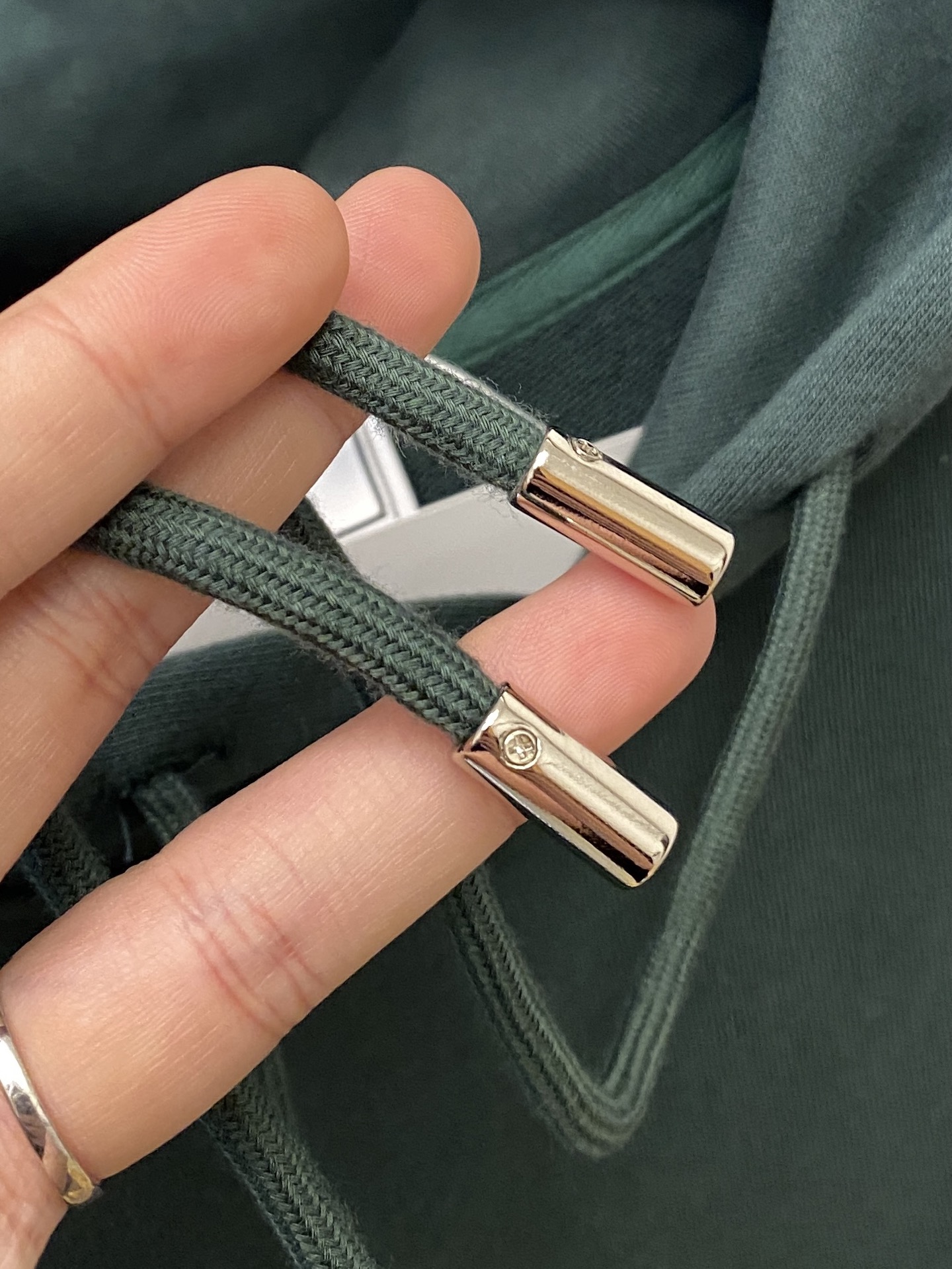 AMI、2025最新款卫衣，帅气时尚，胸前刺绣装饰图案logo，简约百搭款。面料棉 不仅挺括，保持潮流的