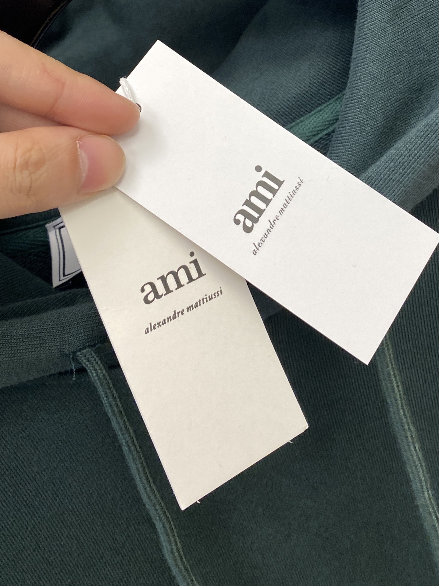 AMI、2025最新款卫衣，帅气时尚，胸前刺绣装饰图案logo，简约百搭款。面料棉 不仅挺括，保持潮流的