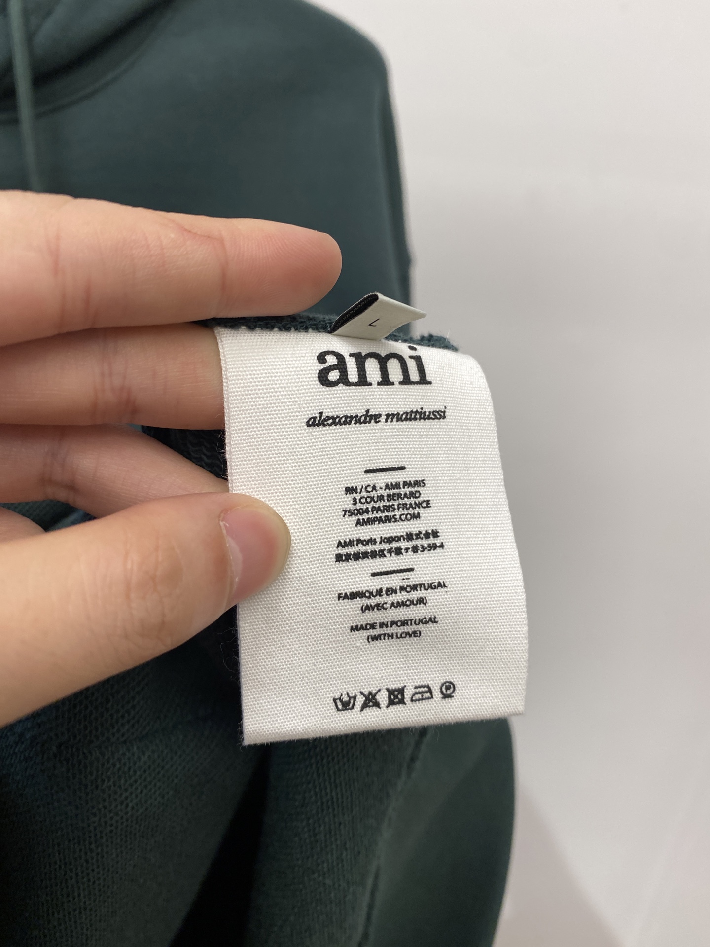 AMI、2025最新款卫衣，帅气时尚，胸前刺绣装饰图案logo，简约百搭款。面料棉 不仅挺括，保持潮流的