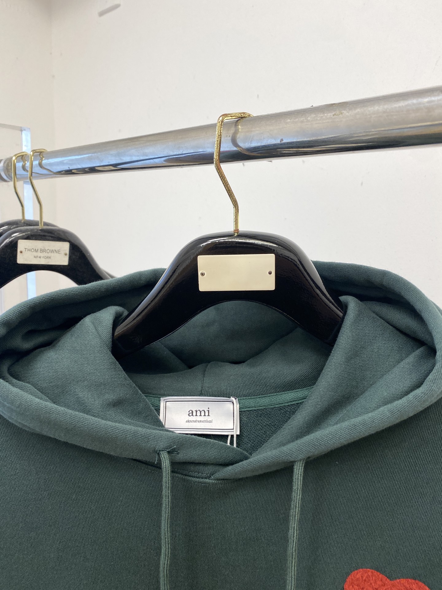 AMI、2025最新款卫衣，帅气时尚，胸前刺绣装饰图案logo，简约百搭款。面料棉 不仅挺括，保持潮流的