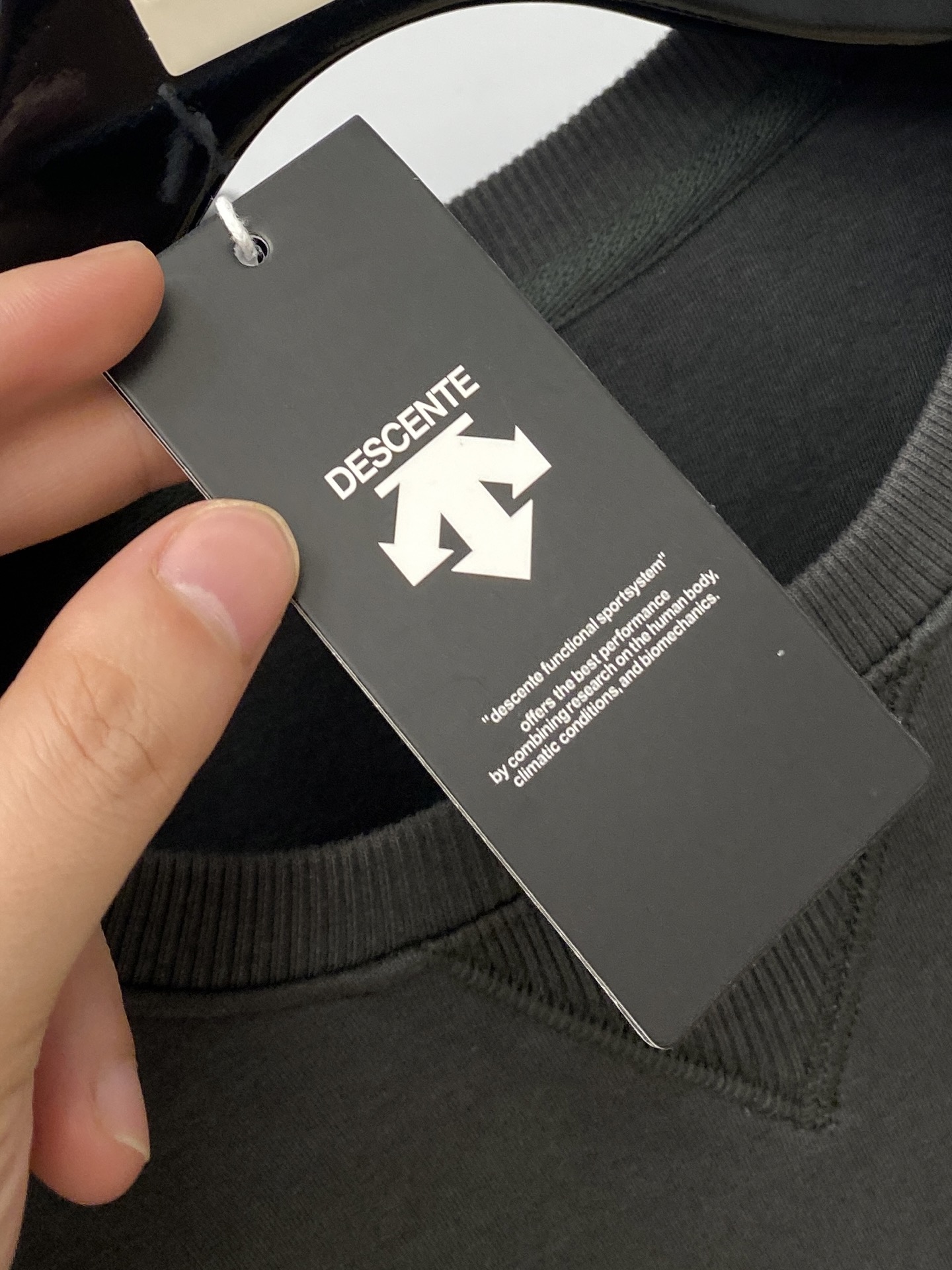 DESCENTE迪桑特、2025新品卫衣，帅气时尚，简约百搭款。肩部顶级印花图案logo，面料棉 不仅挺