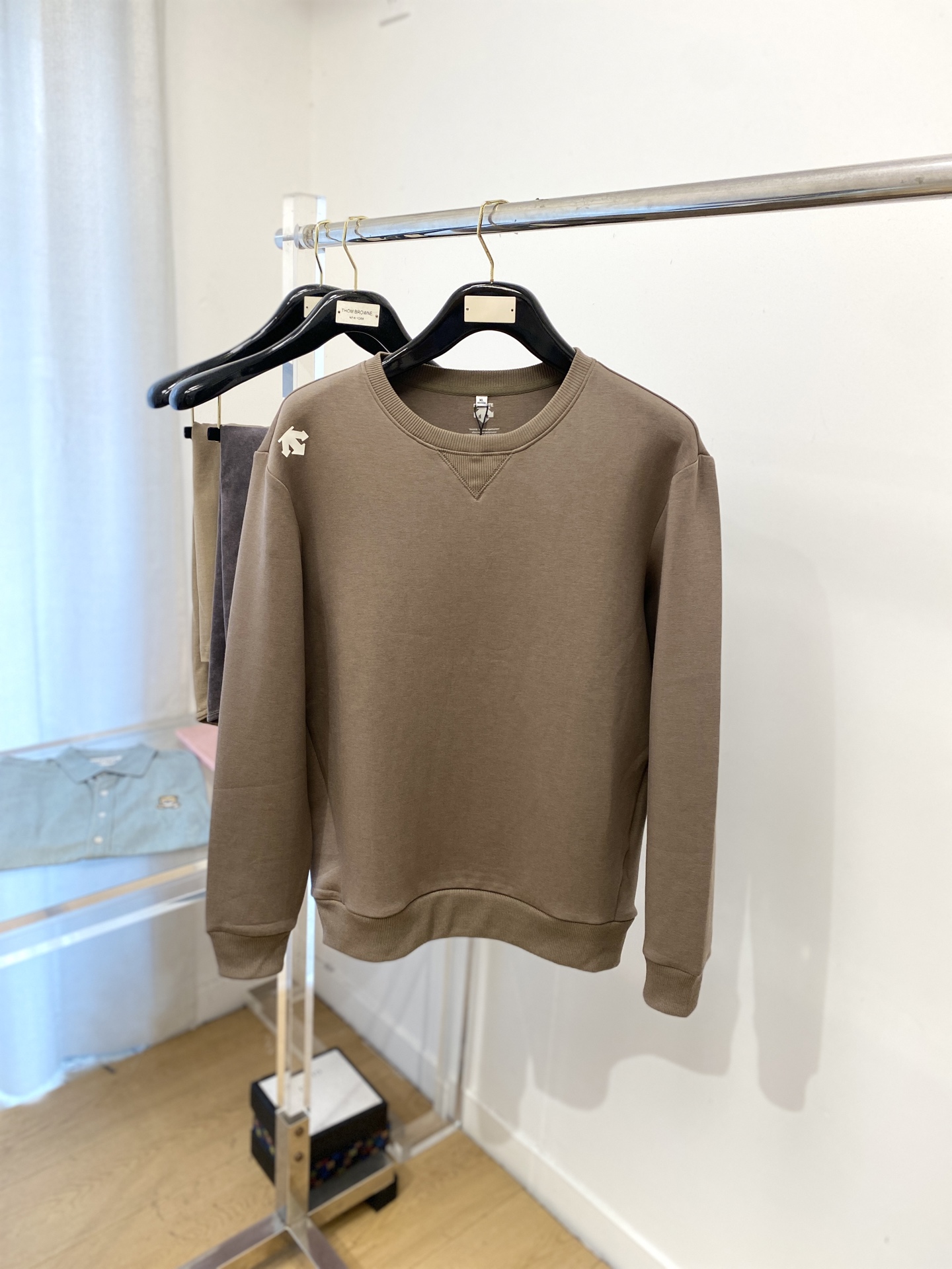 NO:565688,DESCENTE, 2025 new sweatshirt, handsome and fashionable, simple and versatile. Top-quality printed logo on the shoulders, cotton fabric is not only crisp and maintains the trendy silhouette, but also comfortable to wear, the yarn is more delicate, size M-3XL,, hoodie, sweatshirts, alexander wang19860909DESCENTE迪桑特、2025新品卫衣,帅气时尚,简约百搭款.肩部顶级印花图案logo,面料棉 不仅挺括,保持潮流的廓形,又穿着舒适,纱织更细腻,码数M-3XL,,hoodie,sweatshirts,alexander wang,Men's clothing