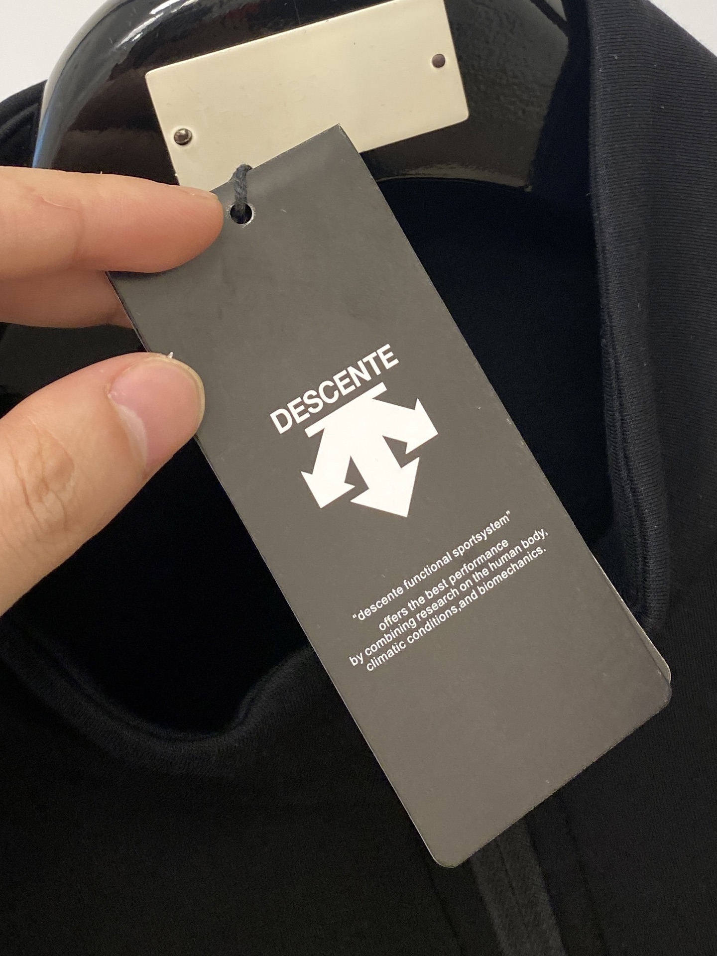 ￼ DESCENTE迪桑特、2025新品卫衣外套，帅气时尚，简约百搭款。肩部顶级印花图案logo，面料棉
