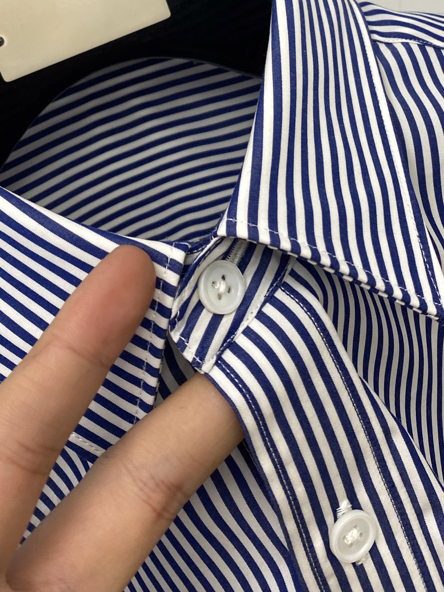 ￼ 爱马仕、2025新品衬衫，时尚帅气，简约百搭款，定制原版面料，不仅挺括，保持潮流的廓形，又穿着舒适，