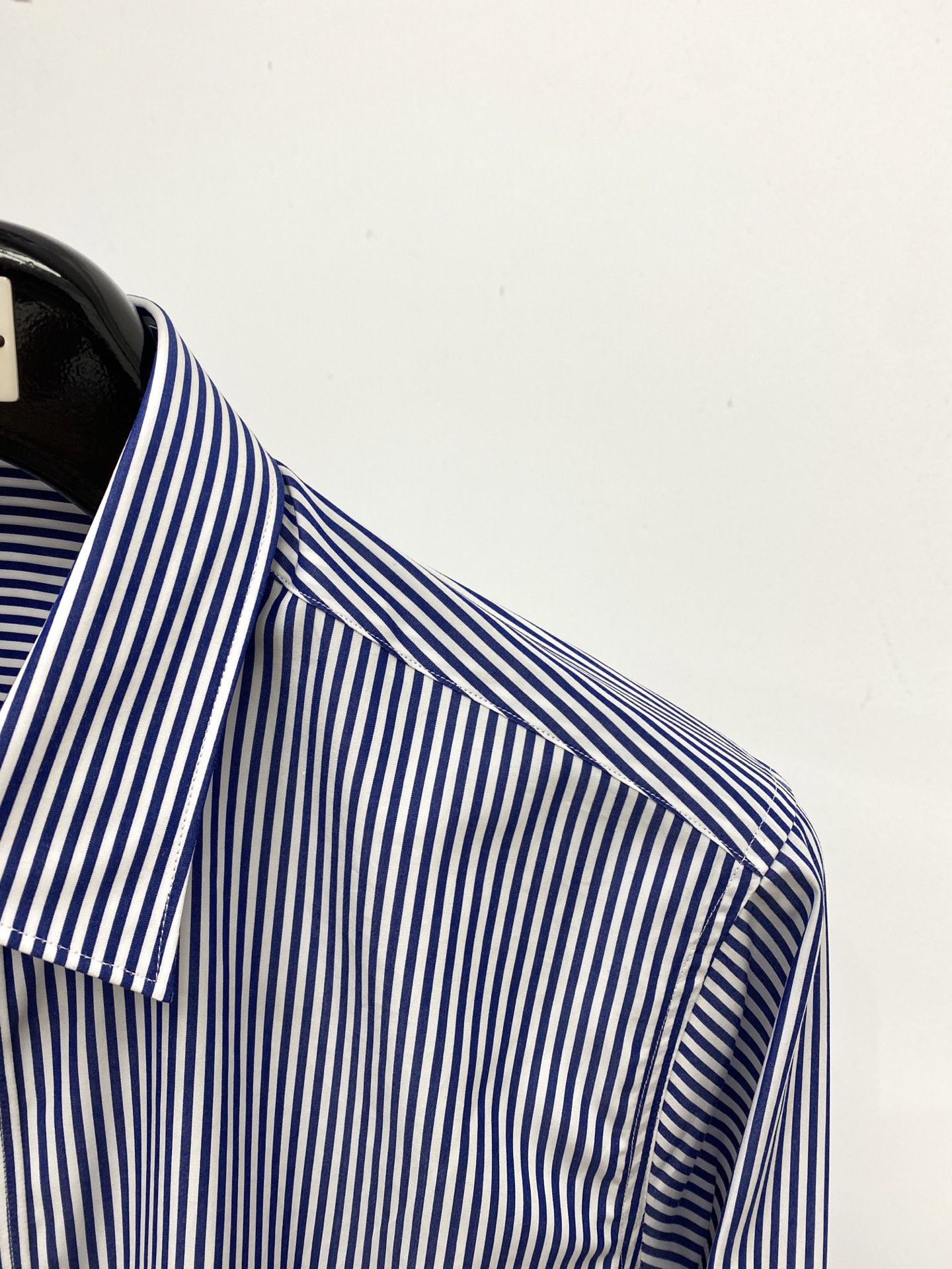 ￼ 爱马仕、2025新品衬衫，时尚帅气，简约百搭款，定制原版面料，不仅挺括，保持潮流的廓形，又穿着舒适，