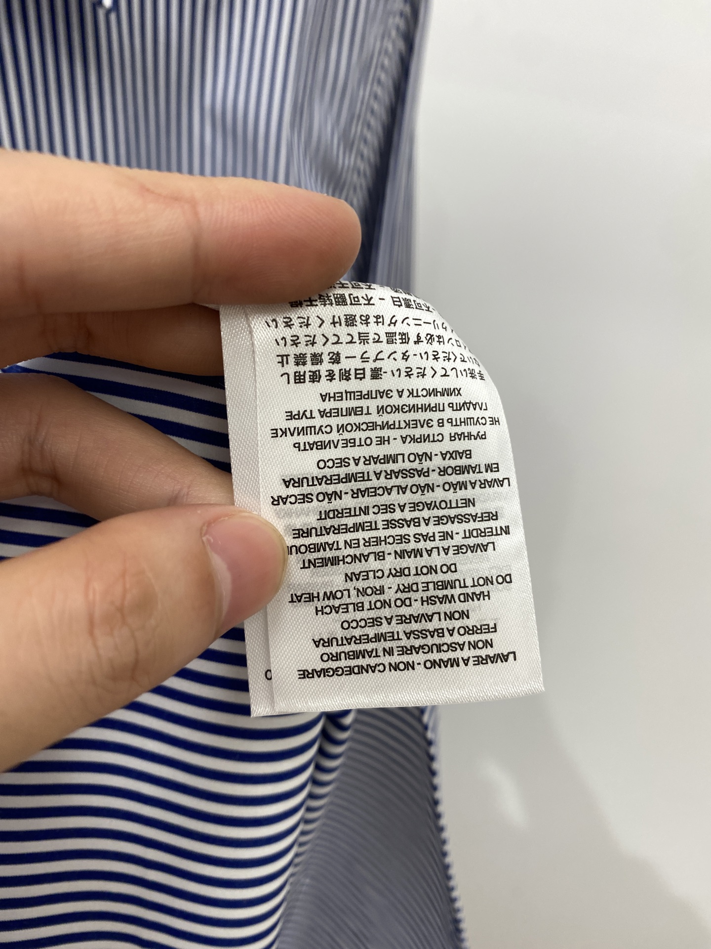 ￼ 爱马仕、2025新品衬衫，时尚帅气，简约百搭款，定制原版面料，不仅挺括，保持潮流的廓形，又穿着舒适，