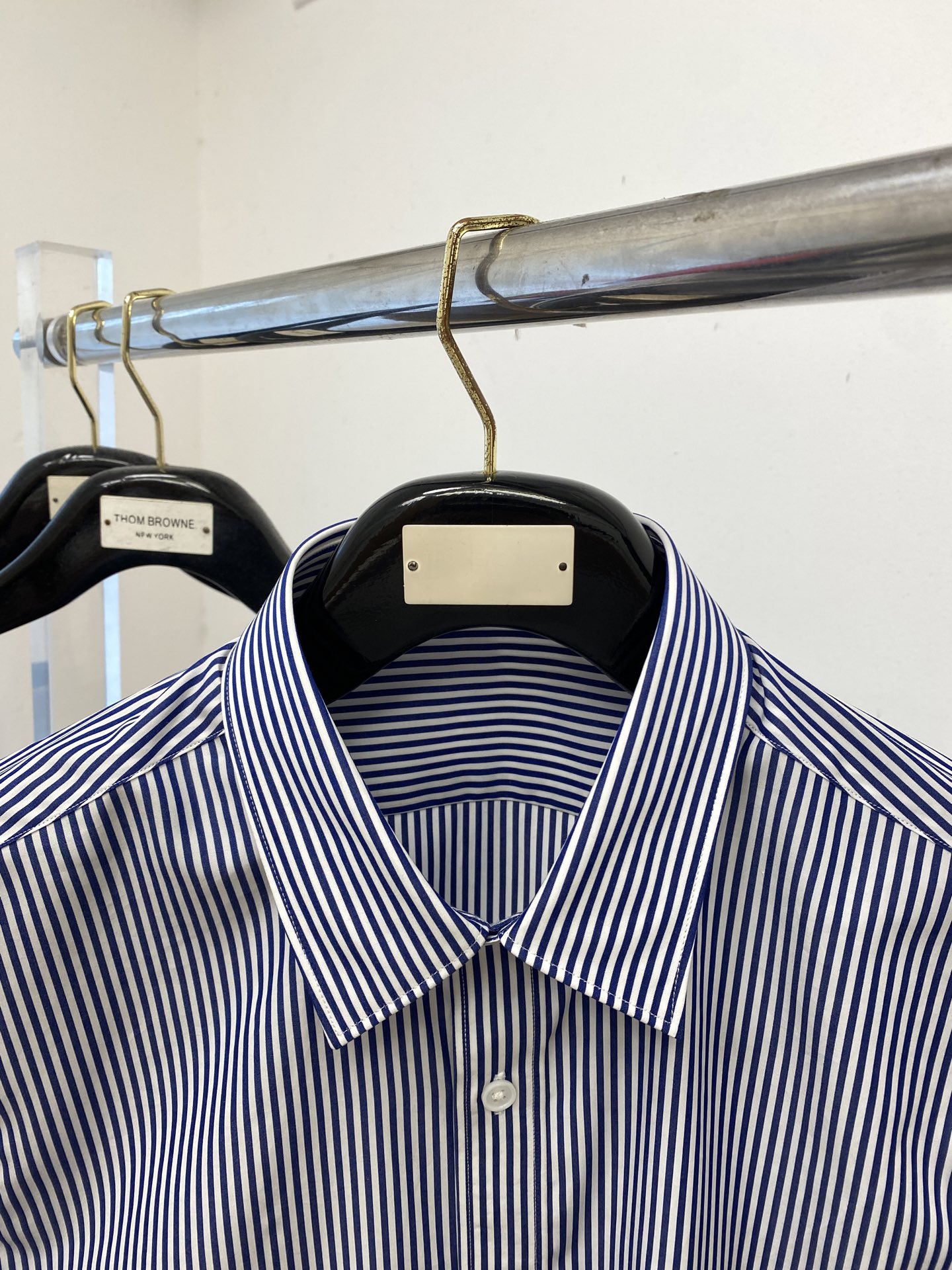 ￼ 爱马仕、2025新品衬衫，时尚帅气，简约百搭款，定制原版面料，不仅挺括，保持潮流的廓形，又穿着舒适，