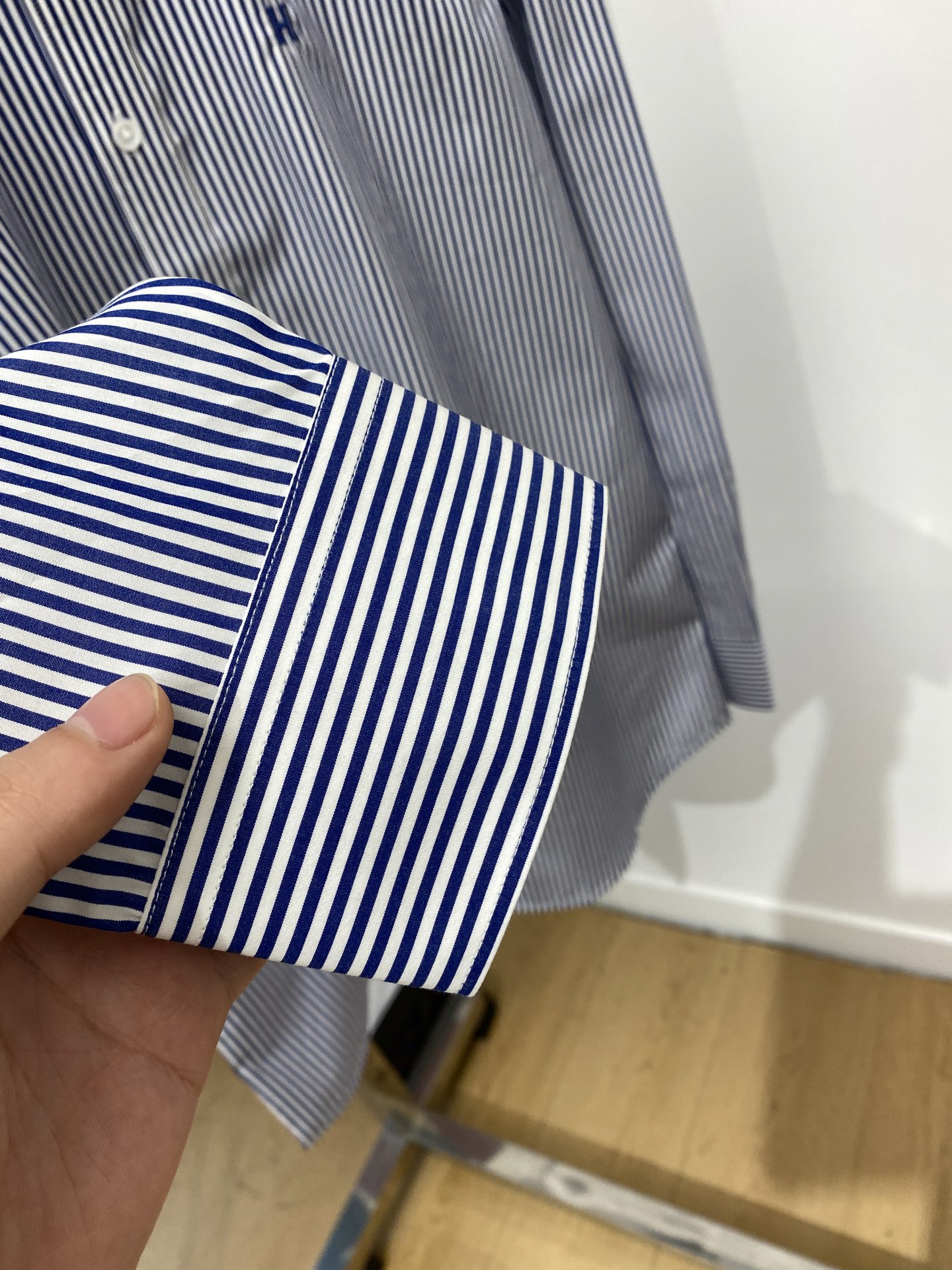 ￼ 爱马仕、2025新品衬衫，时尚帅气，简约百搭款，定制原版面料，不仅挺括，保持潮流的廓形，又穿着舒适，