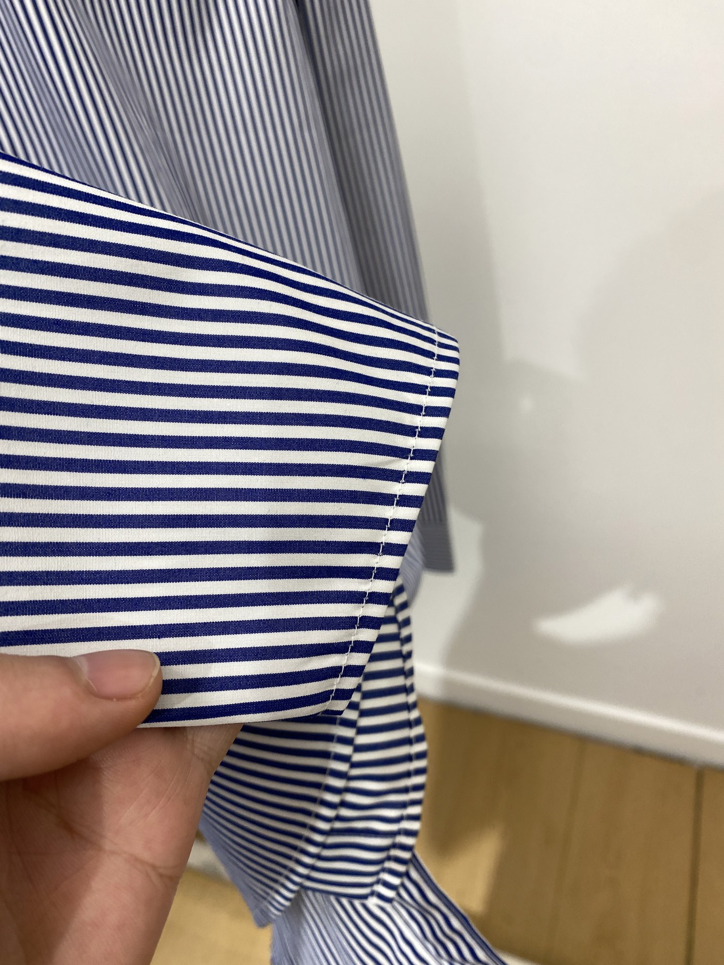 ￼ 爱马仕、2025新品衬衫，时尚帅气，简约百搭款，定制原版面料，不仅挺括，保持潮流的廓形，又穿着舒适，