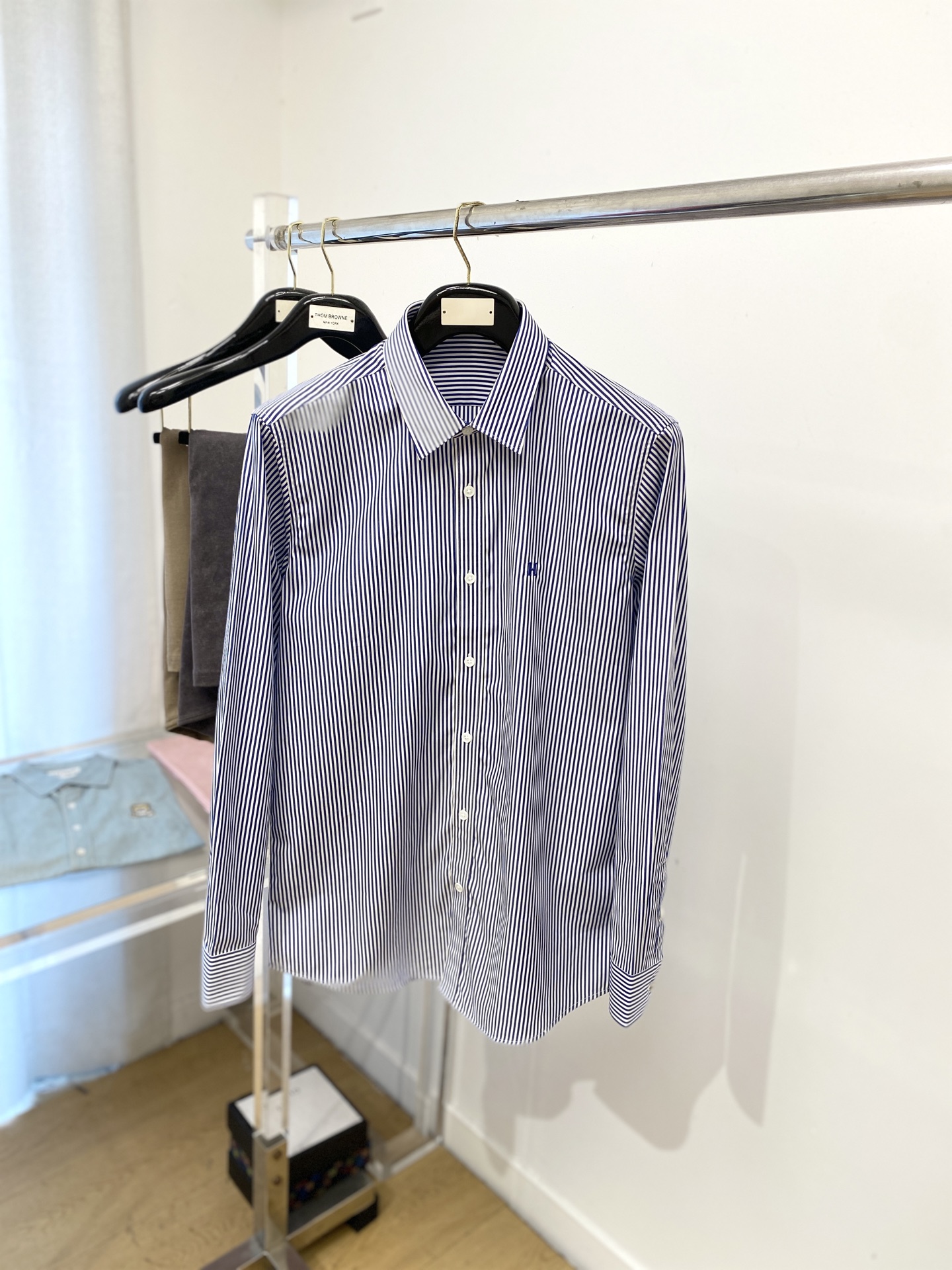 ￼ 爱马仕、2025新品衬衫，时尚帅气，简约百搭款，定制原版面料，不仅挺括，保持潮流的廓形，又穿着舒适，