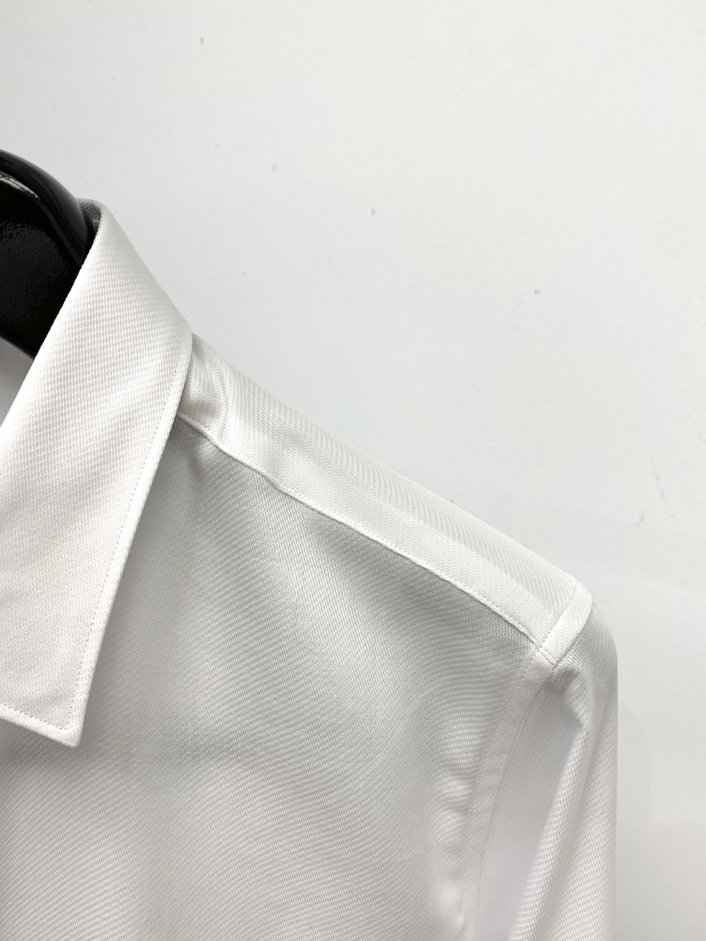 菲拉格慕、2025新品衬衫，时尚帅气，简约百搭款，定制原版面料，不仅挺括，保持潮流的廓形，又穿着舒适，纱