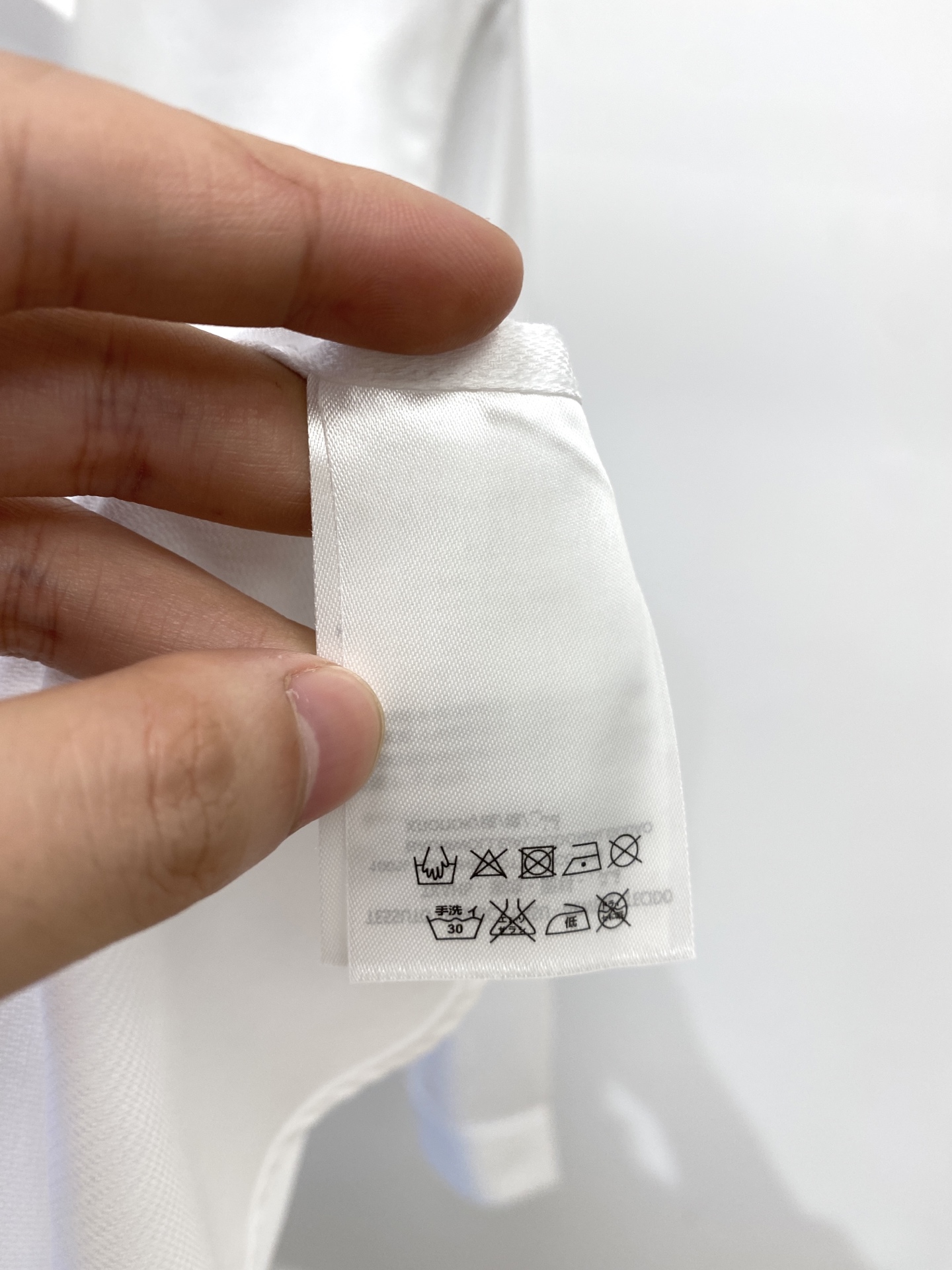 菲拉格慕、2025新品衬衫，时尚帅气，简约百搭款，定制原版面料，不仅挺括，保持潮流的廓形，又穿着舒适，纱