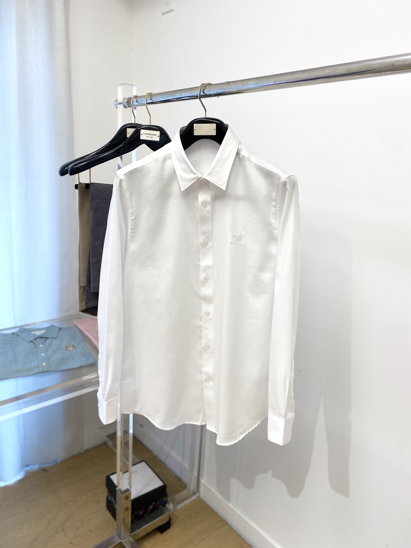 NO:524677,Ferragamo, new shirts, fashionable and handsome, simple and versatile, customized original fabric, not only crisp, maintains the trendy silhouette, and is comfortable to wear, the yarn weaving is more delicate, the number M-3XL, ferragamo,shirts, alexander wang19860909菲拉格慕、新品衬衫,时尚帅气,简约百搭款,定制原版面料,不仅挺括,保持潮流的廓形,又穿着舒适,纱织更细腻,码数M-3XL,,ferragamo,shirts,alexander wang,Men's clothing