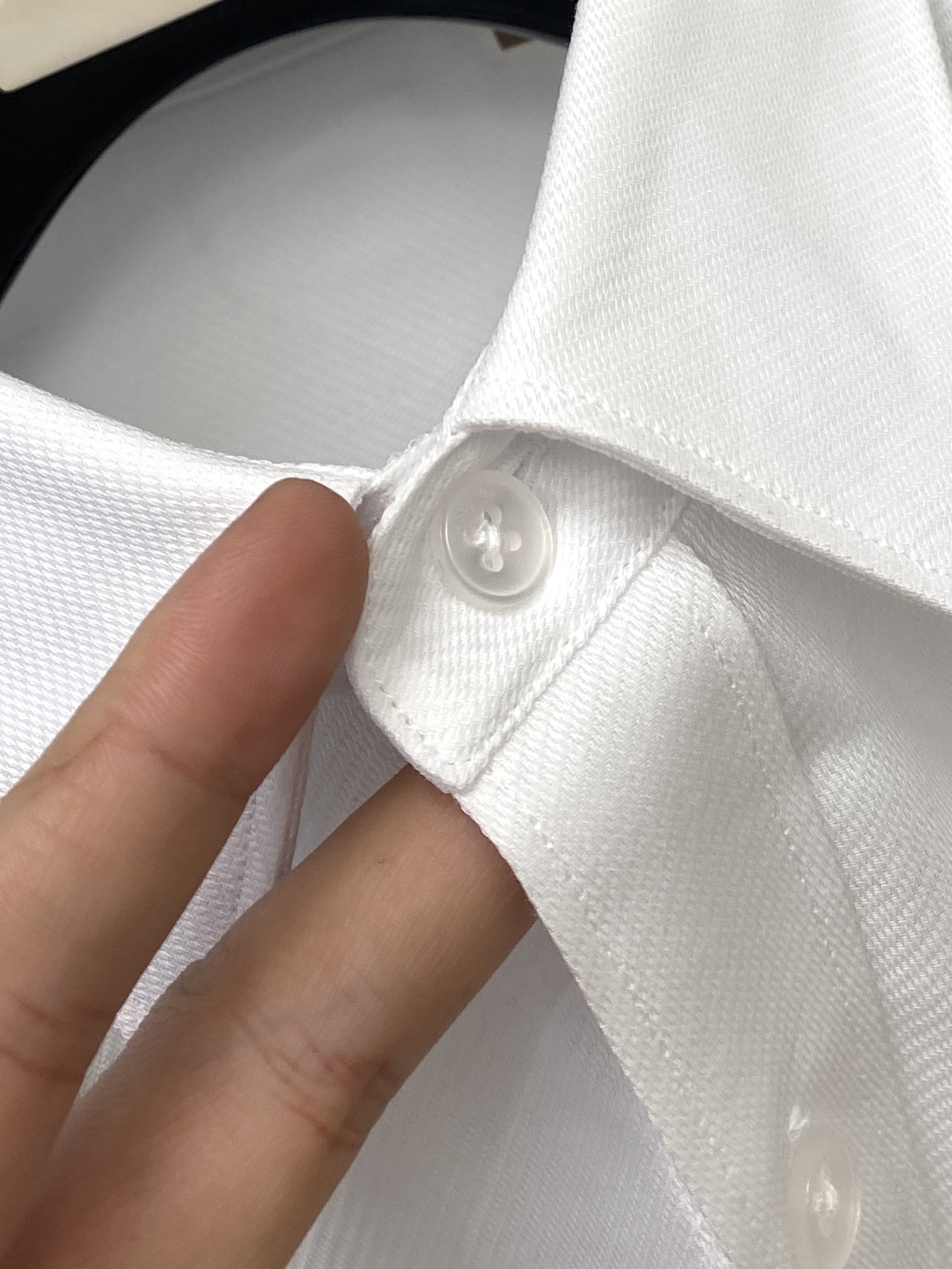 菲拉格慕、2025新品衬衫，时尚帅气，简约百搭款，定制原版面料，不仅挺括，保持潮流的廓形，又穿着舒适，纱